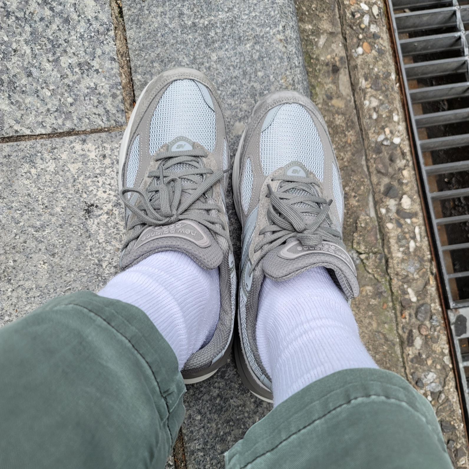 New Balance x WTAPS 990v6 Made in USA Moon Mist Mirage Gray 착용 스타일 - 2