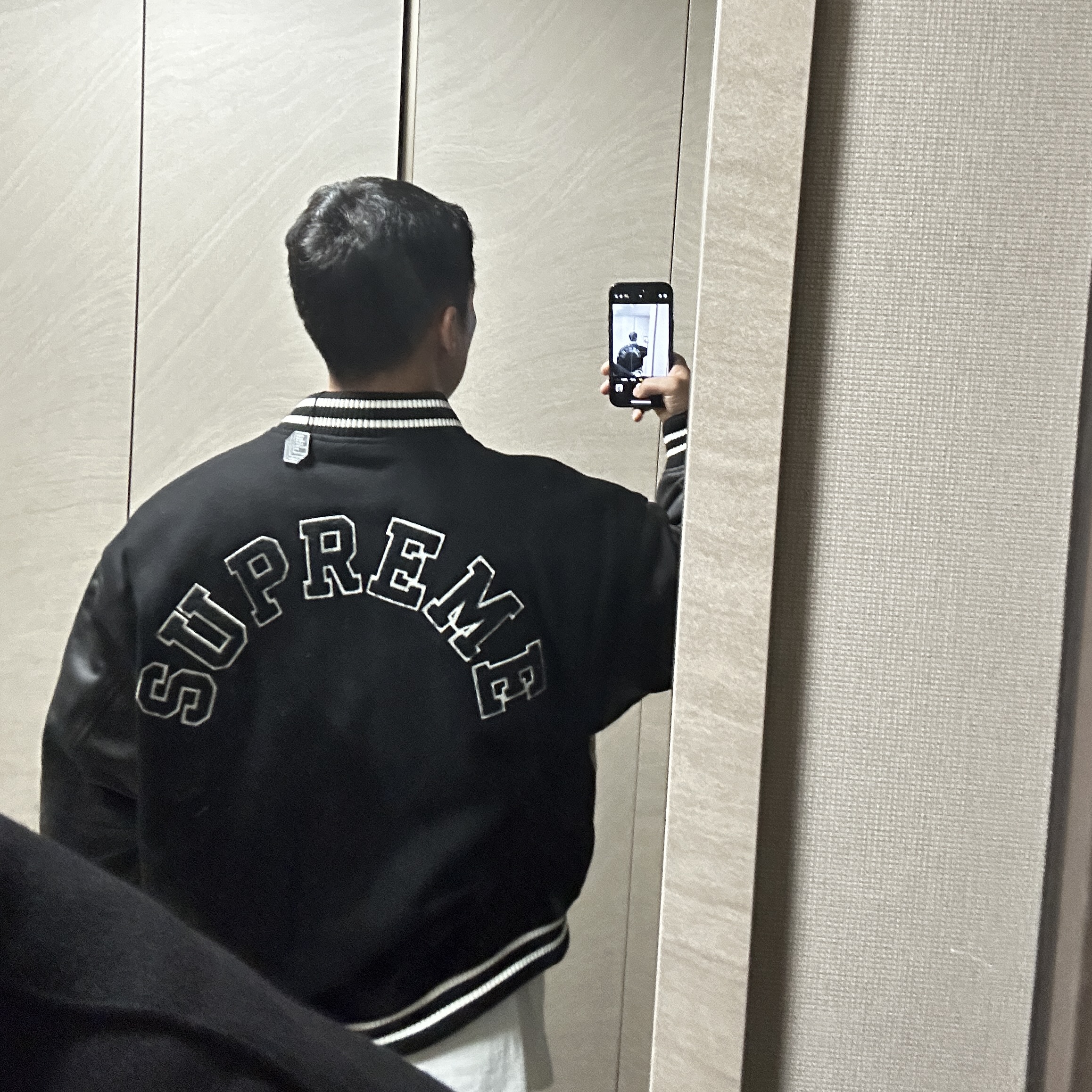 Supreme Tiger Varsity Jacket Black - 23FW 착용 스타일 - 5