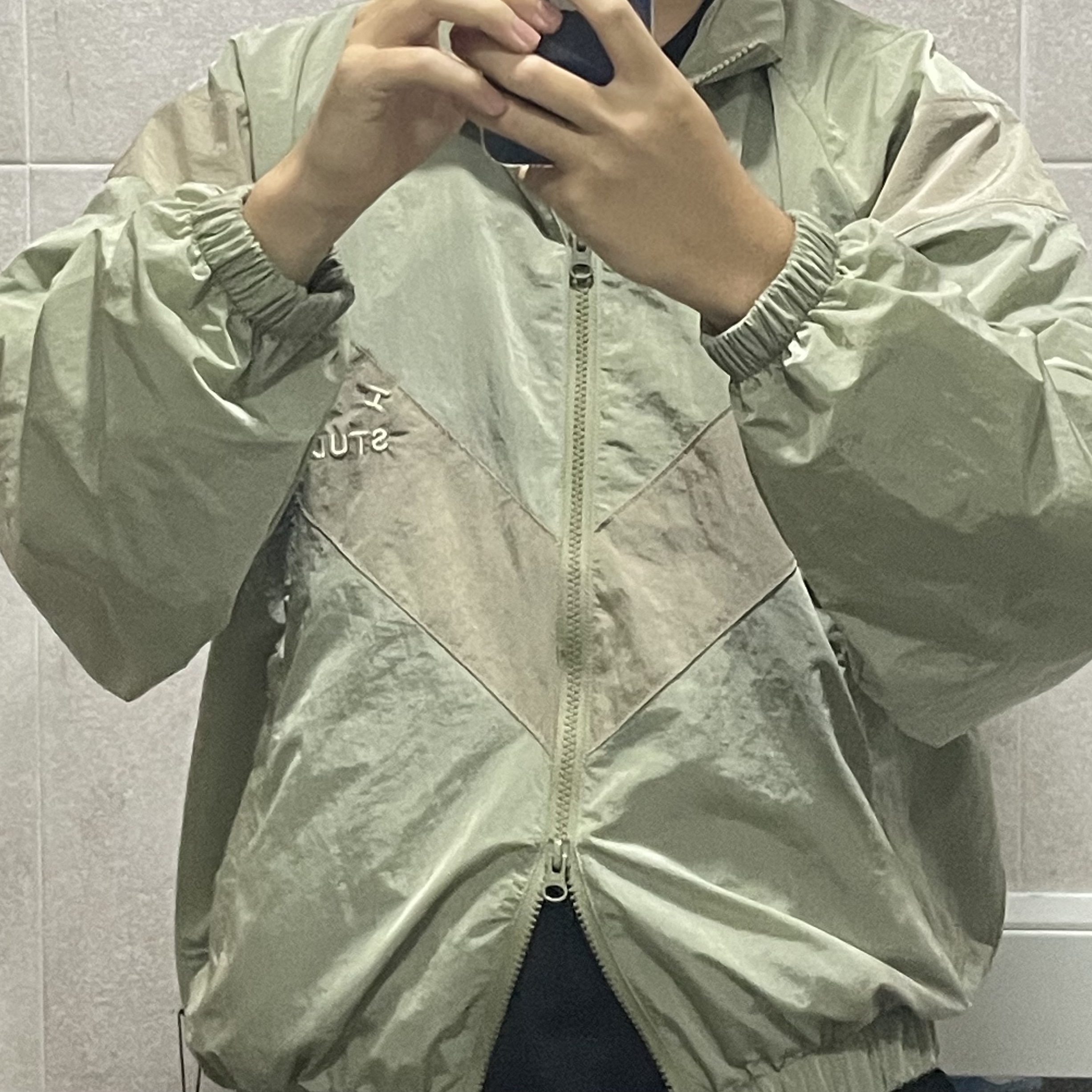IAB Studio x D.P. Track Top Tea Green Mud 착용 스타일 - 2
