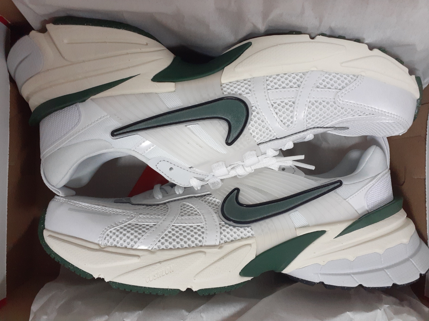 Nike V2K Run White Fir 착용 스타일