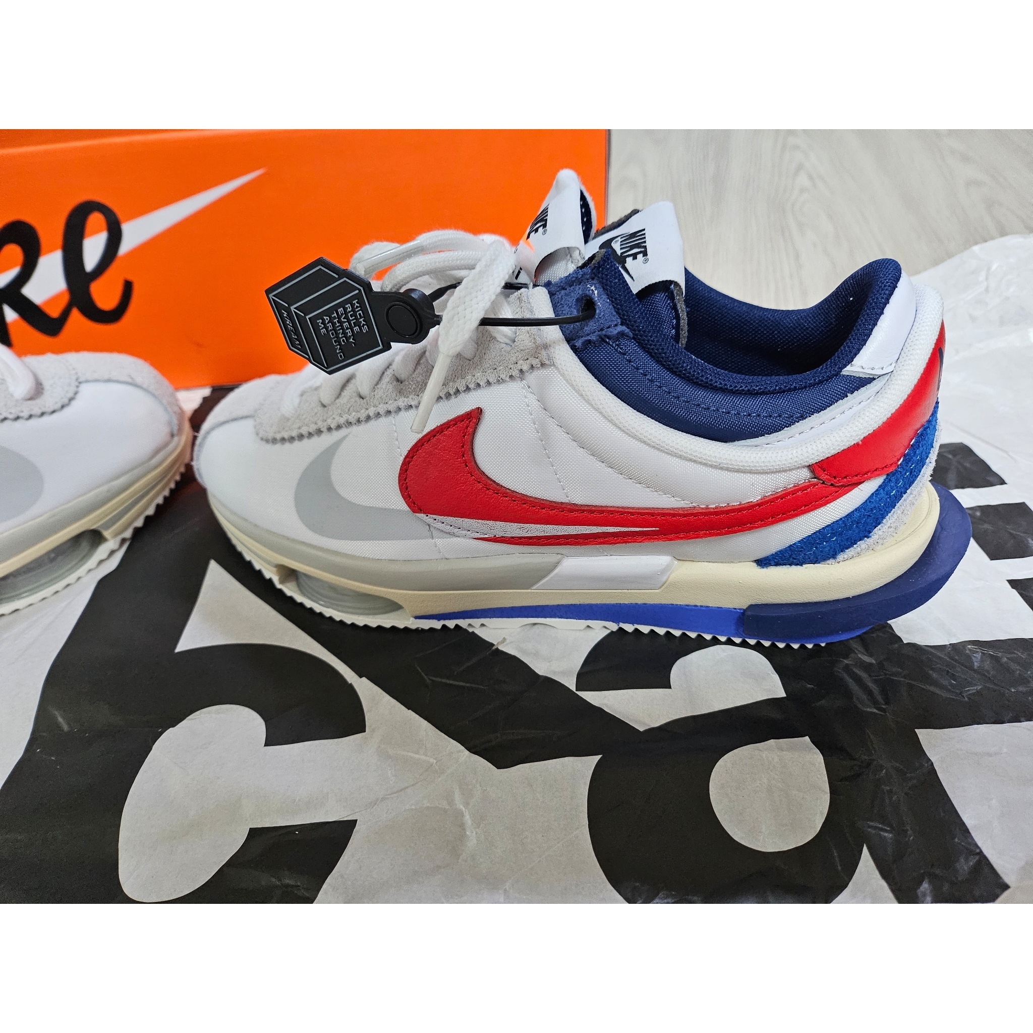 Nike x Sacai Zoom Cortez SP White and University Red 착용 스타일 - 4