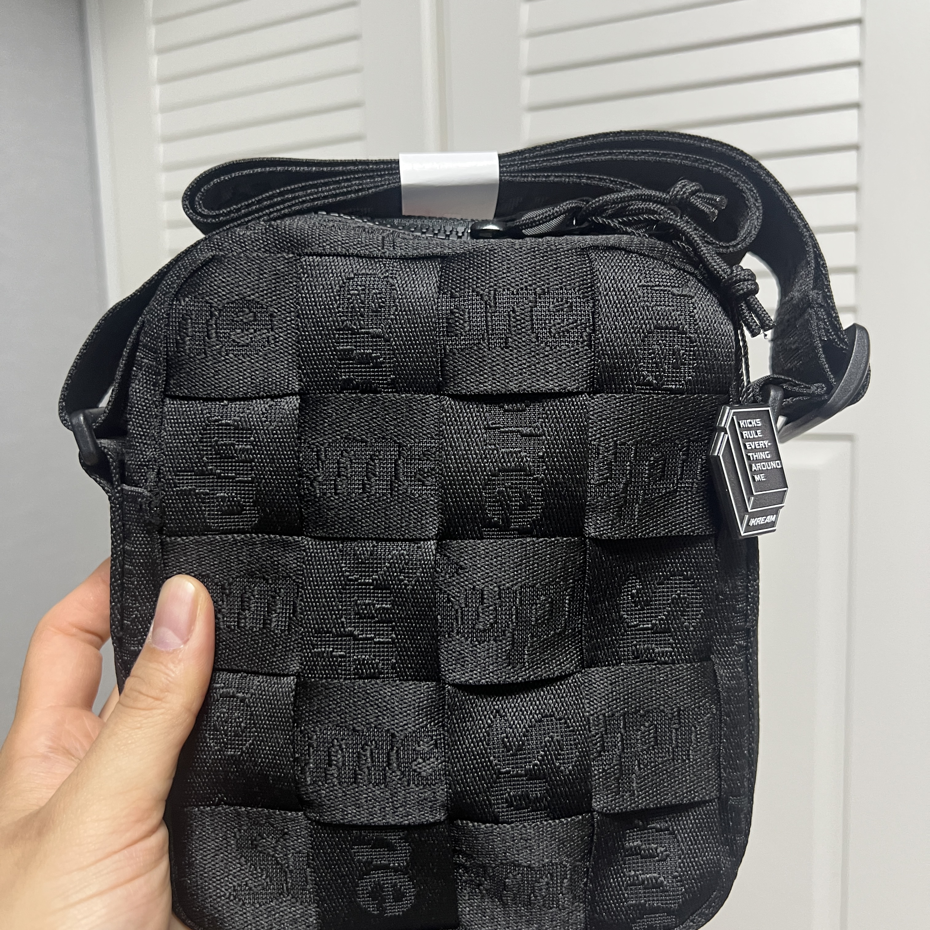 Supreme Woven Shoulder Bag Black - 23SS 착용 스타일