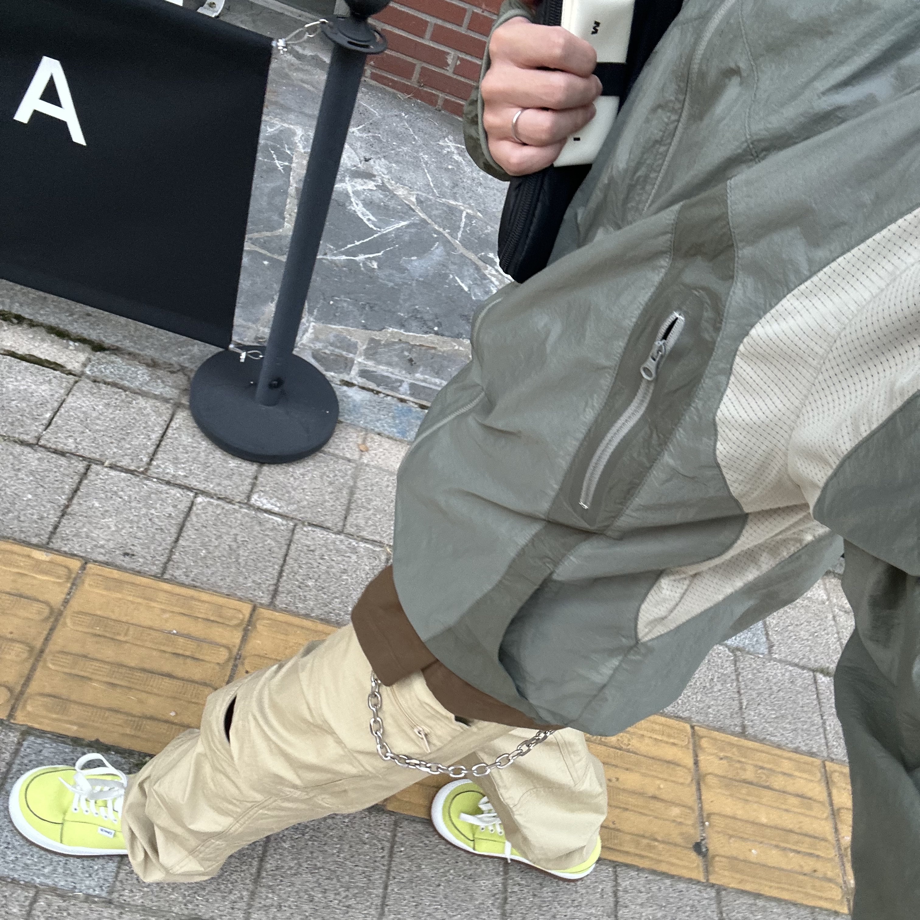 Sansan Gear Sprinter Jacket Light Khaki - 23SS, Our Legacy Ladon Brass Keychain Matte Nickel 착용 스타일 - 1
