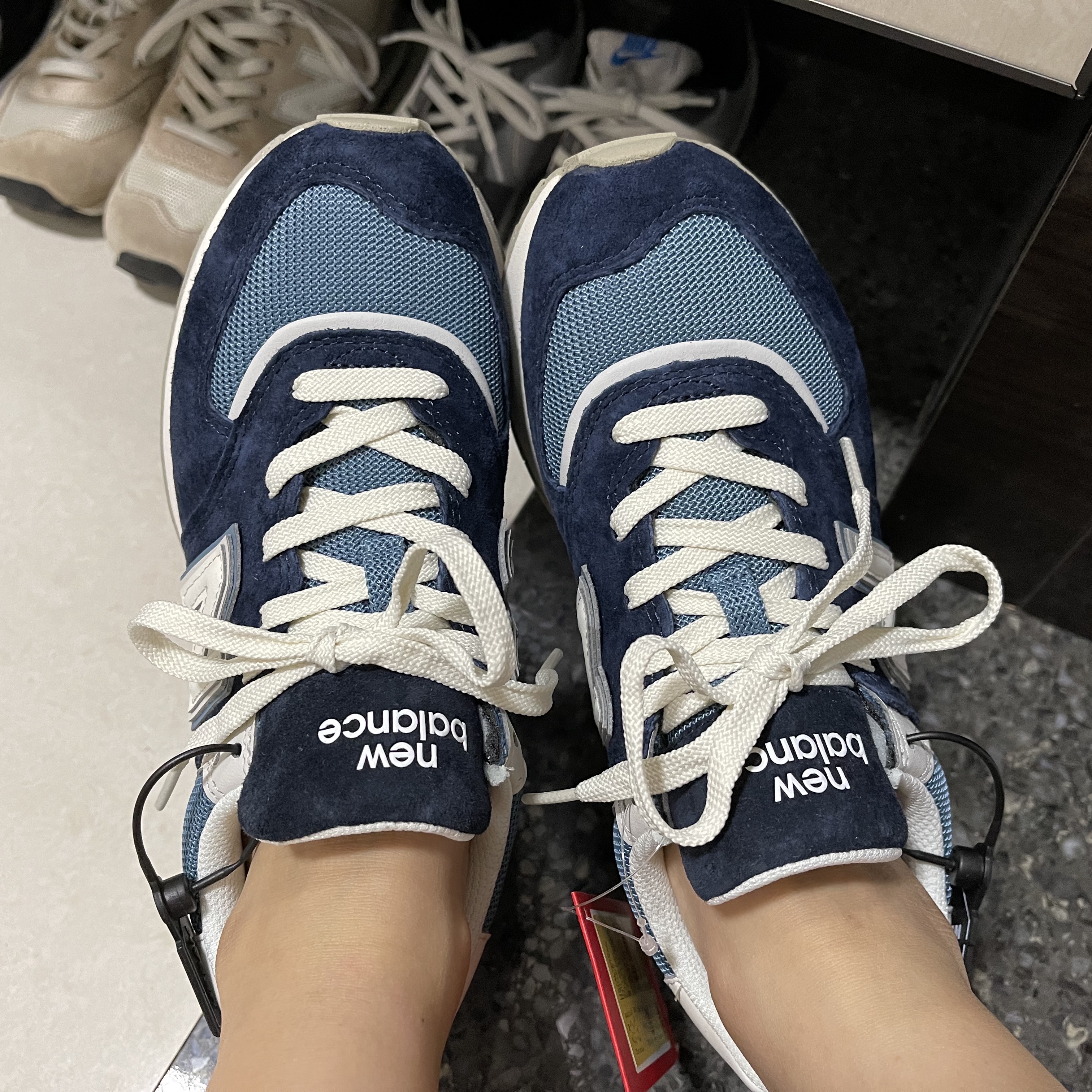 New Balance 574 Legacy Navy Sea Salt 착용 스타일 - 3