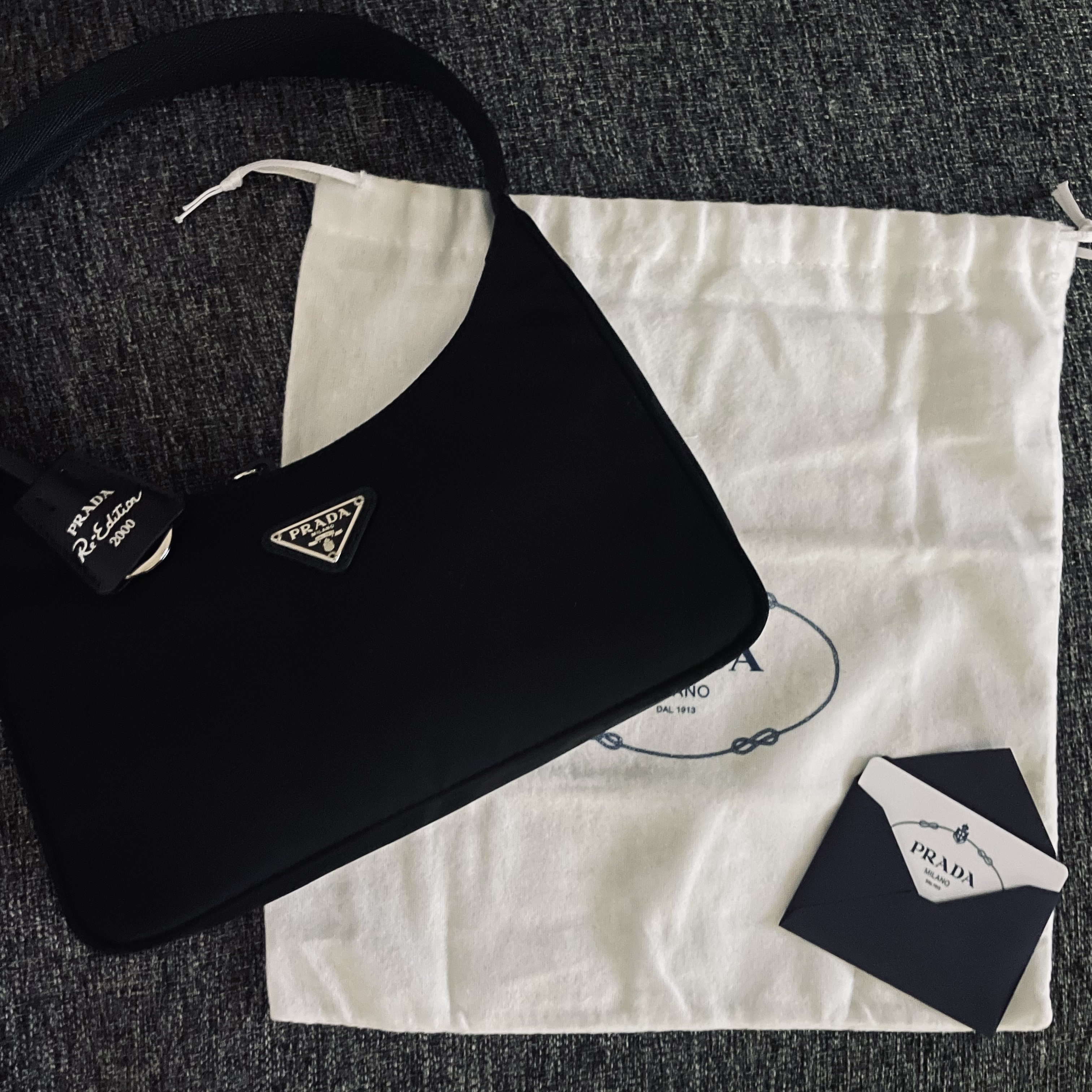 Prada Re-Edition 2000 Re-Nylon Mini Shoulder Bag Black 착용 스타일