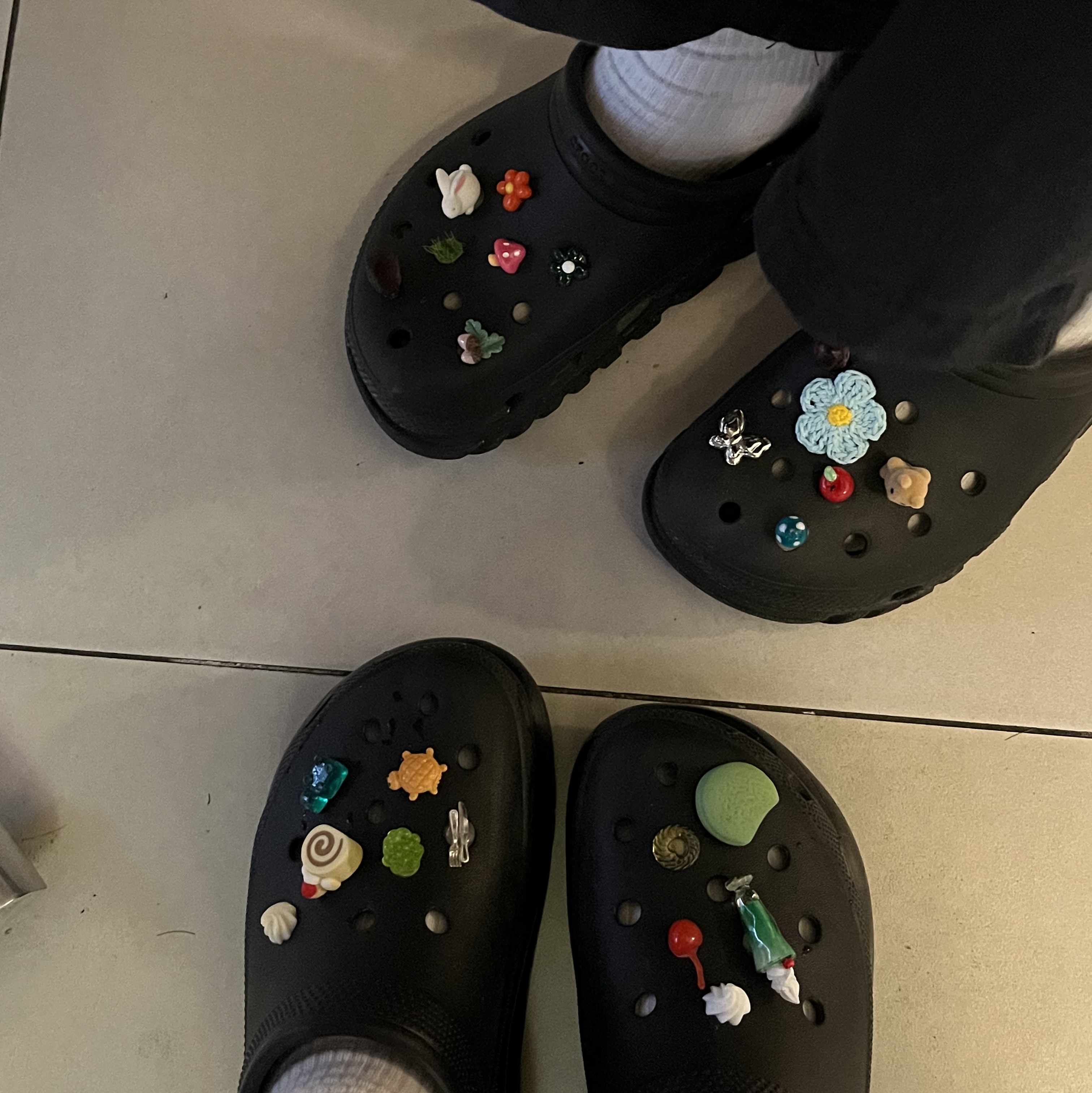 (W) Crocs Classic Mega Crush Clog Black 착용 스타일 - 2