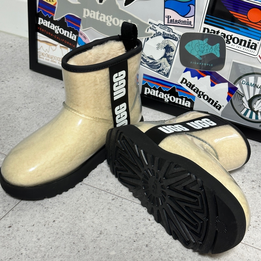 (W) UGG Classic Clear Mini Boots Natural Black 착용 스타일 - 4