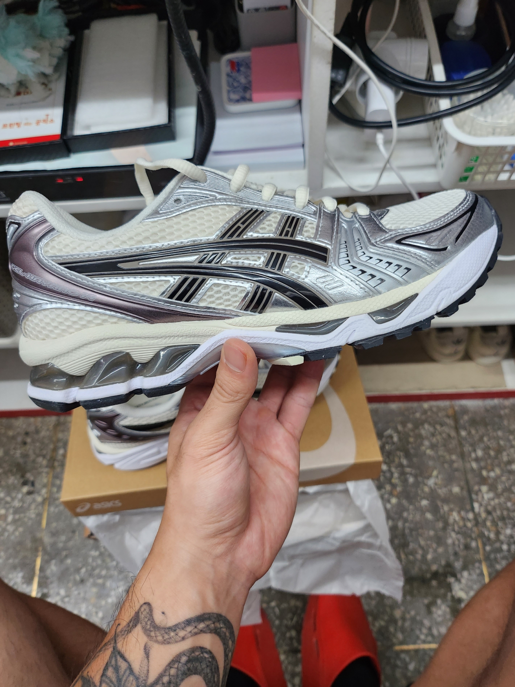 Asics Gel-Kayano 14 Cream Black 착용 스타일