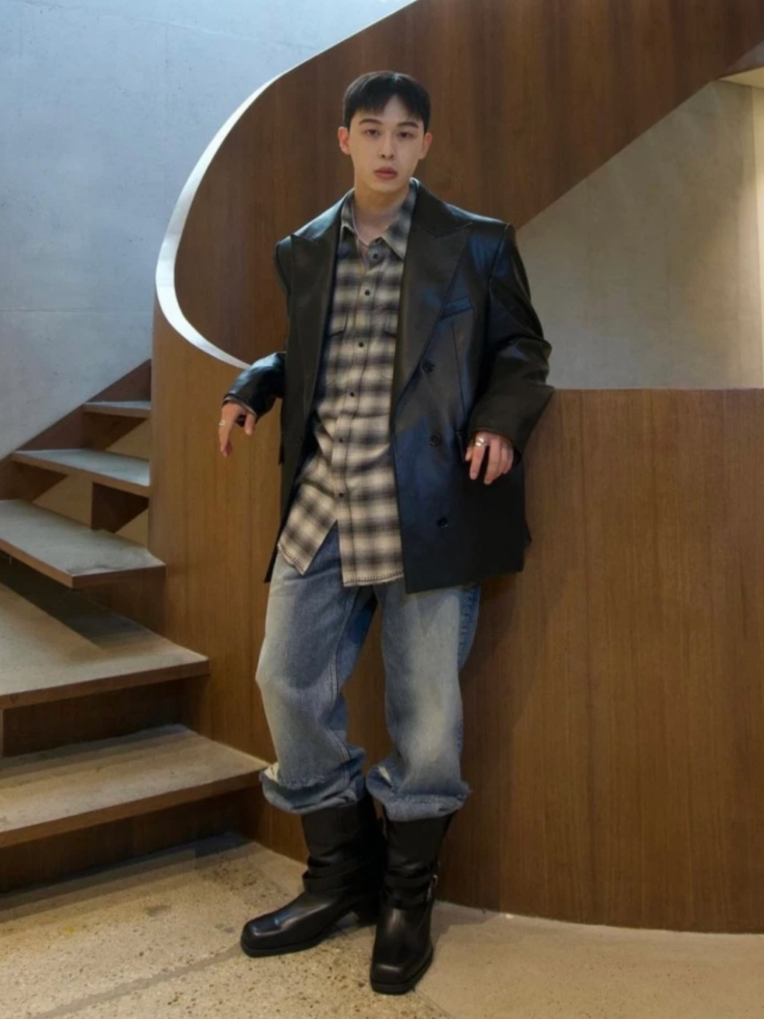 [KREAM 단독] STU Overfit Leather Jacket Brown 착용 스타일 - 4