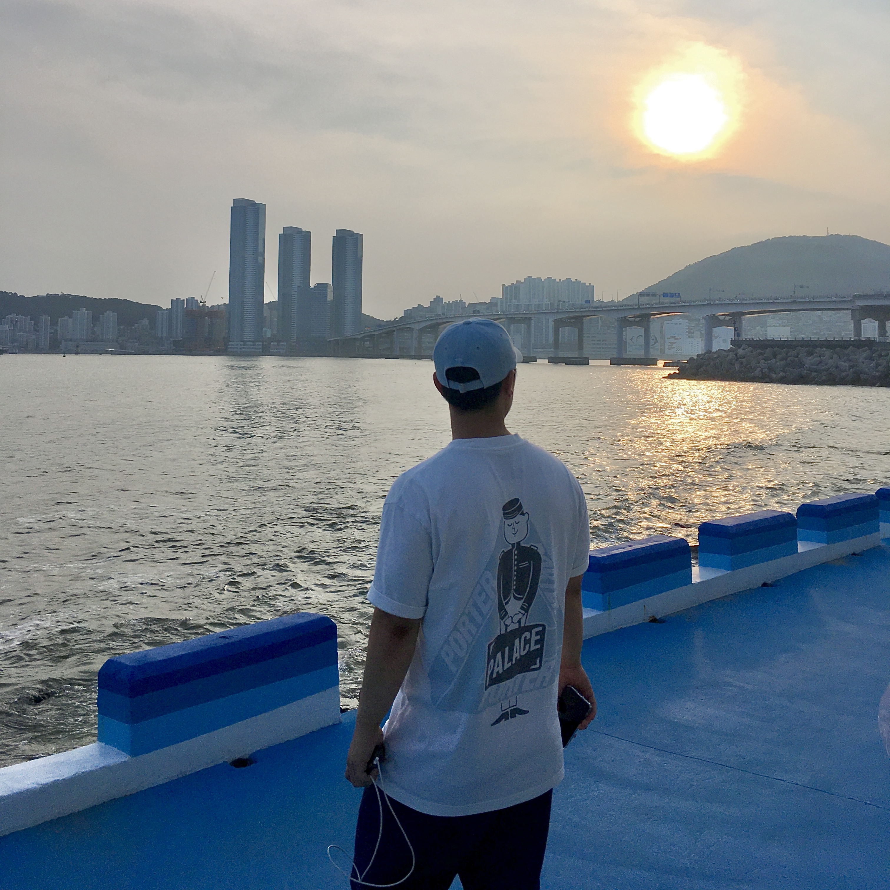 Palace x Porter Tri-Ferg Bell Boy T-Shirt White 착용 스타일