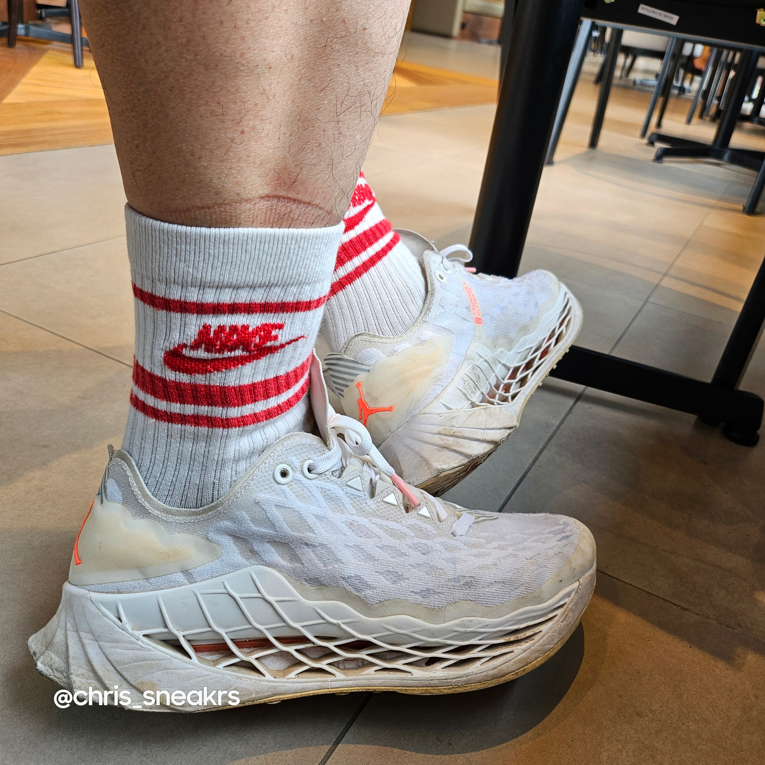 Jordan Zoom Trunner Ultimate White Flash Crimson 착용 스타일