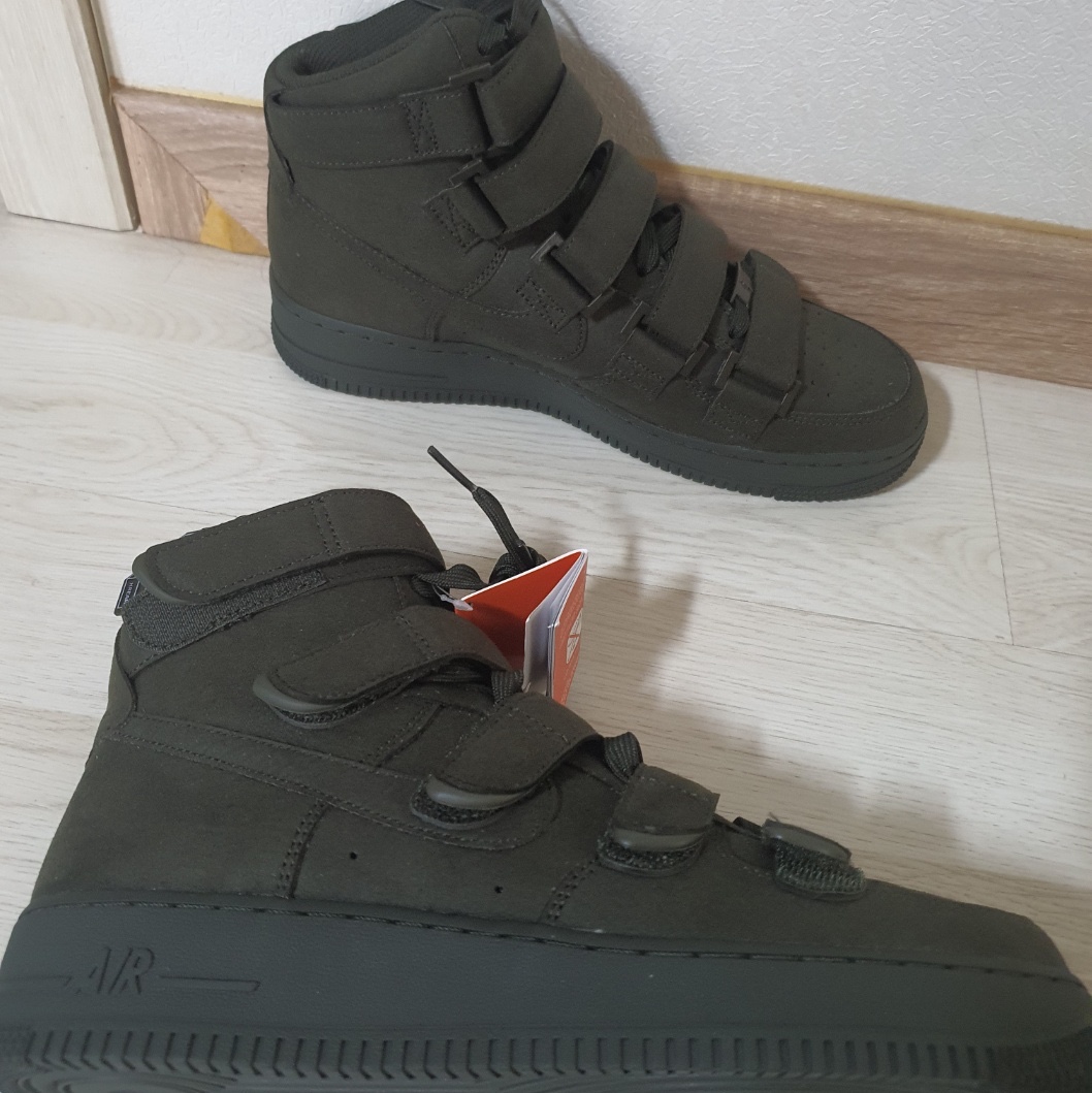 Nike x Billie Eilish Air Force 1 High '07 SP Sequoia 착용 스타일 - 1