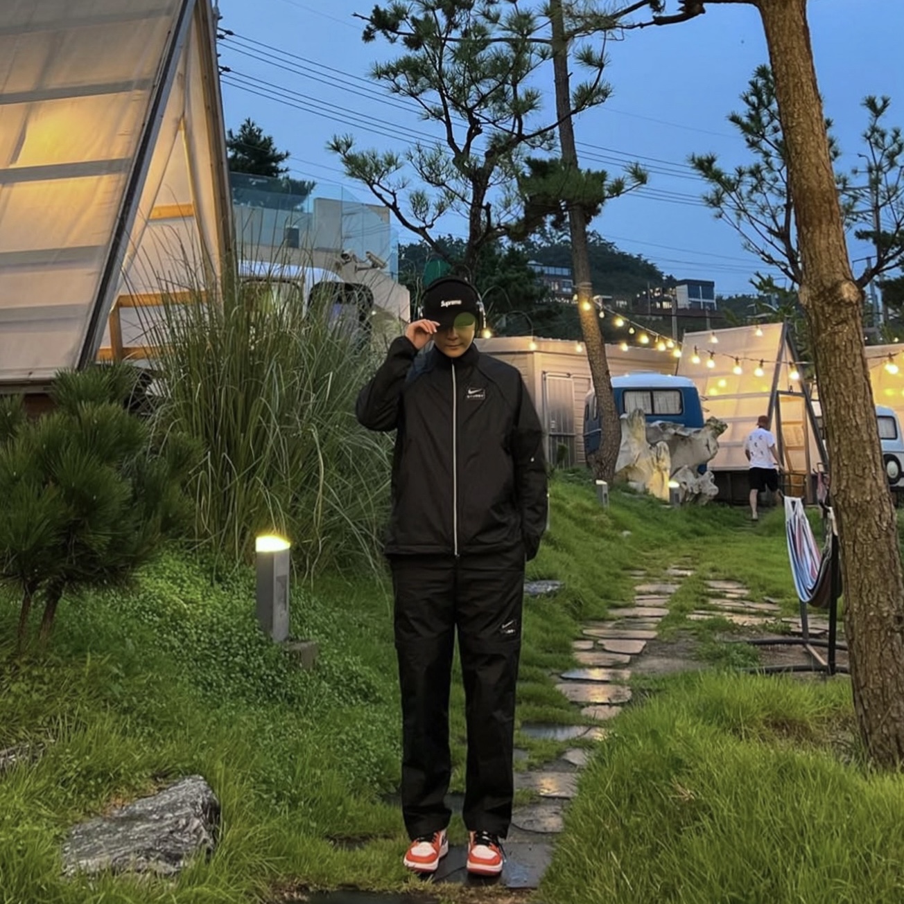 Supreme Washed Chino Twill Camp Cap Black, Apple AirPods Max Lightning Space Gray (Korean Ver.) 착용 스타일