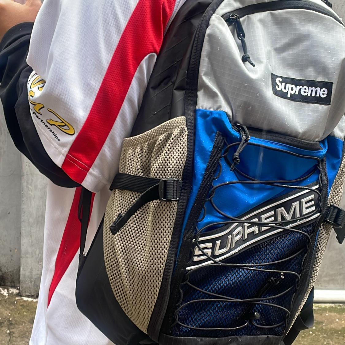 Supreme Hooded Soccer Jersey White - 23FW, Supreme Backpack Blue - 23FW 착용 스타일 - 1