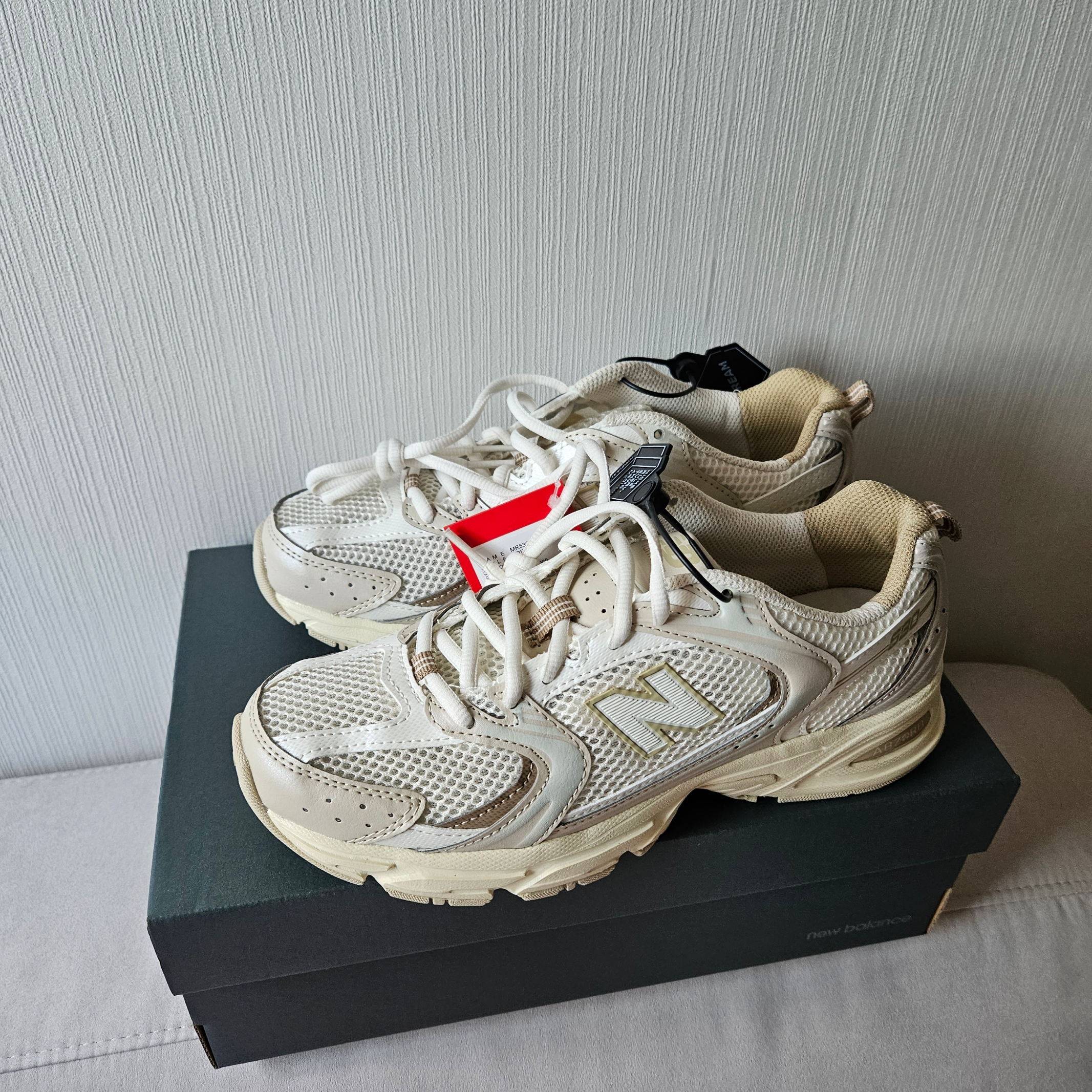 New Balance 530 Beige Angora 착용 스타일 - 3