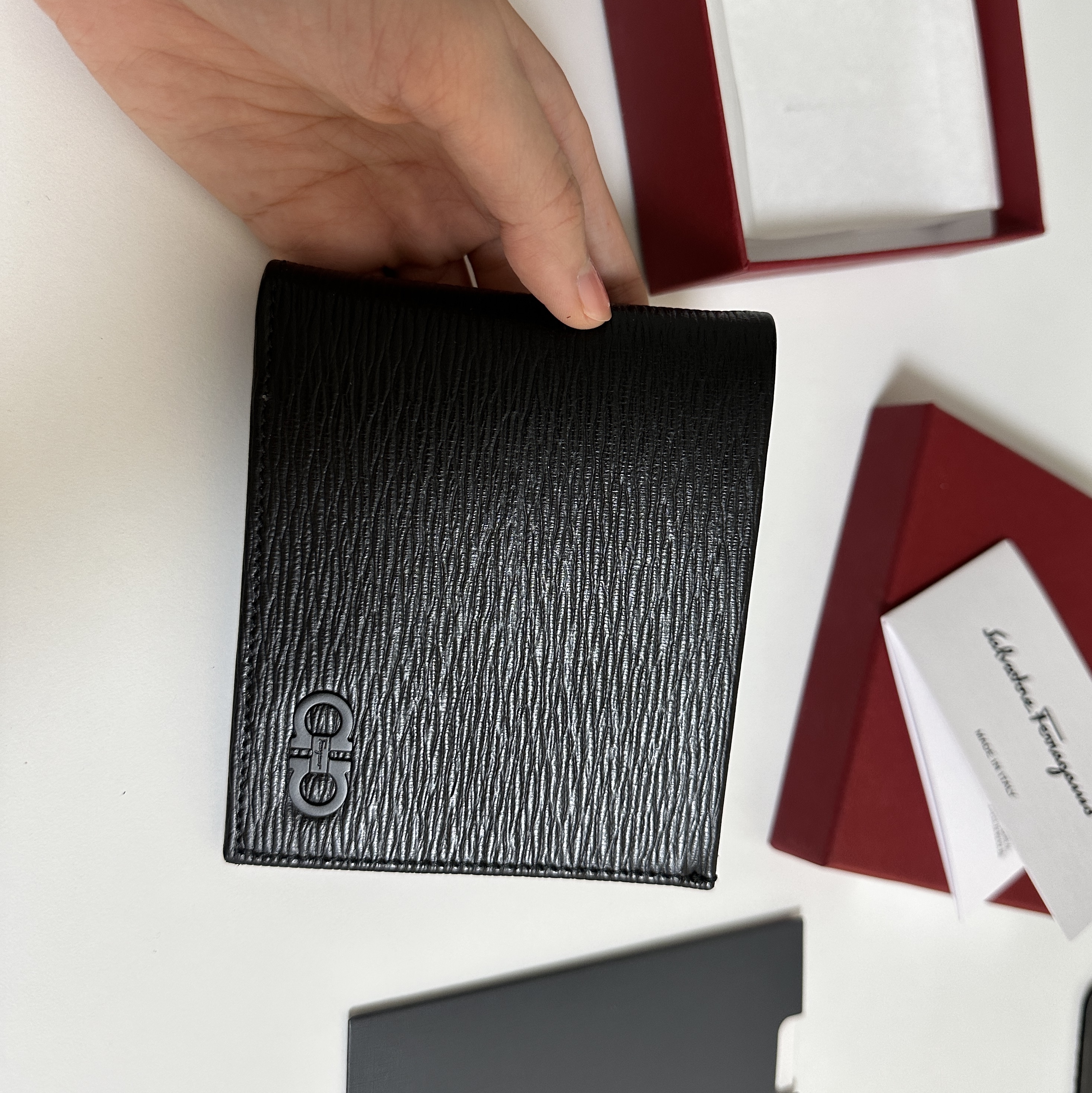 Ferragamo Gancini Wallet Deep Black Dark Rain 착용 스타일 - 1
