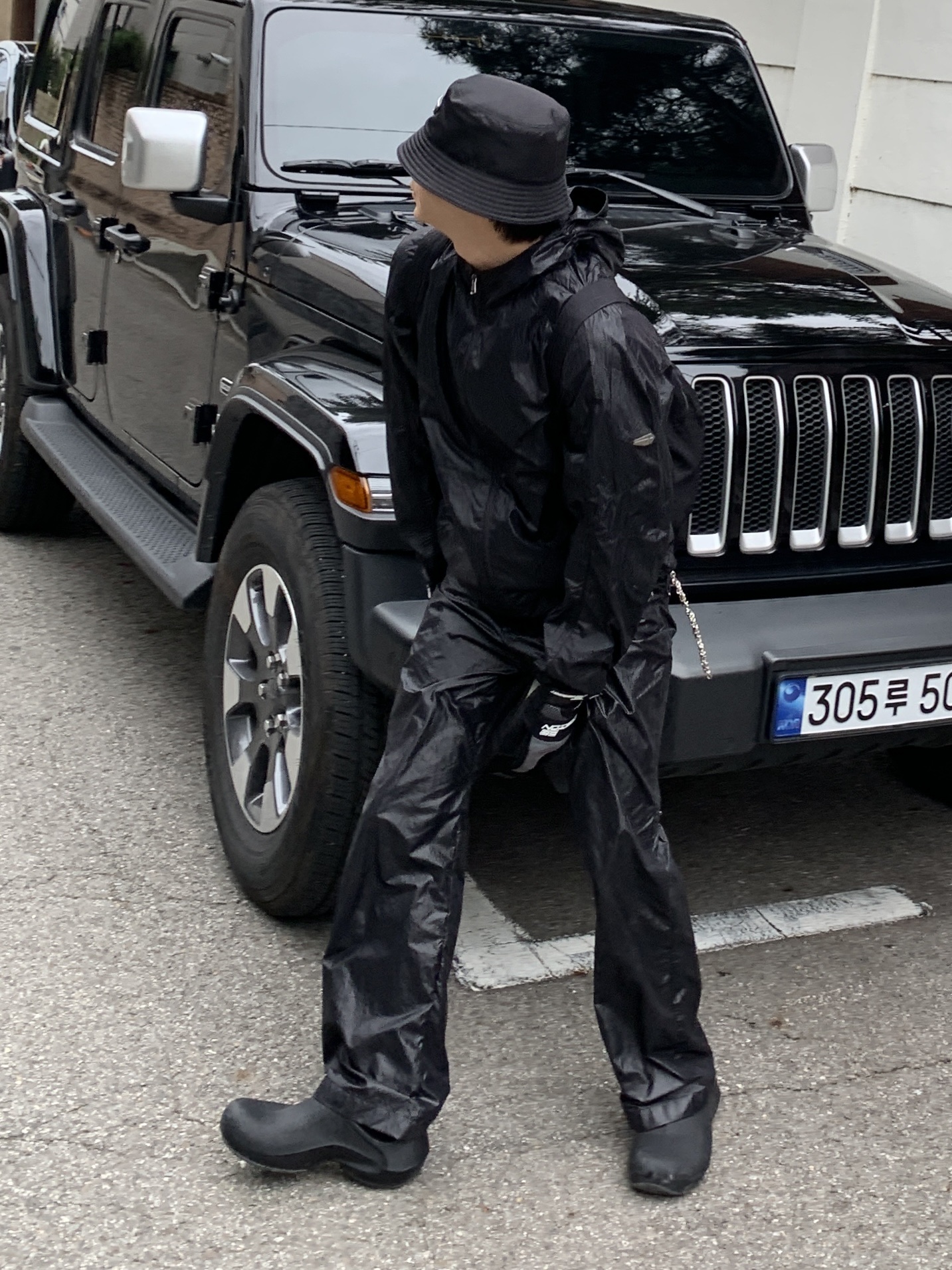 Prada Re-Nylon Bucket Hat Black 착용 스타일 - 5