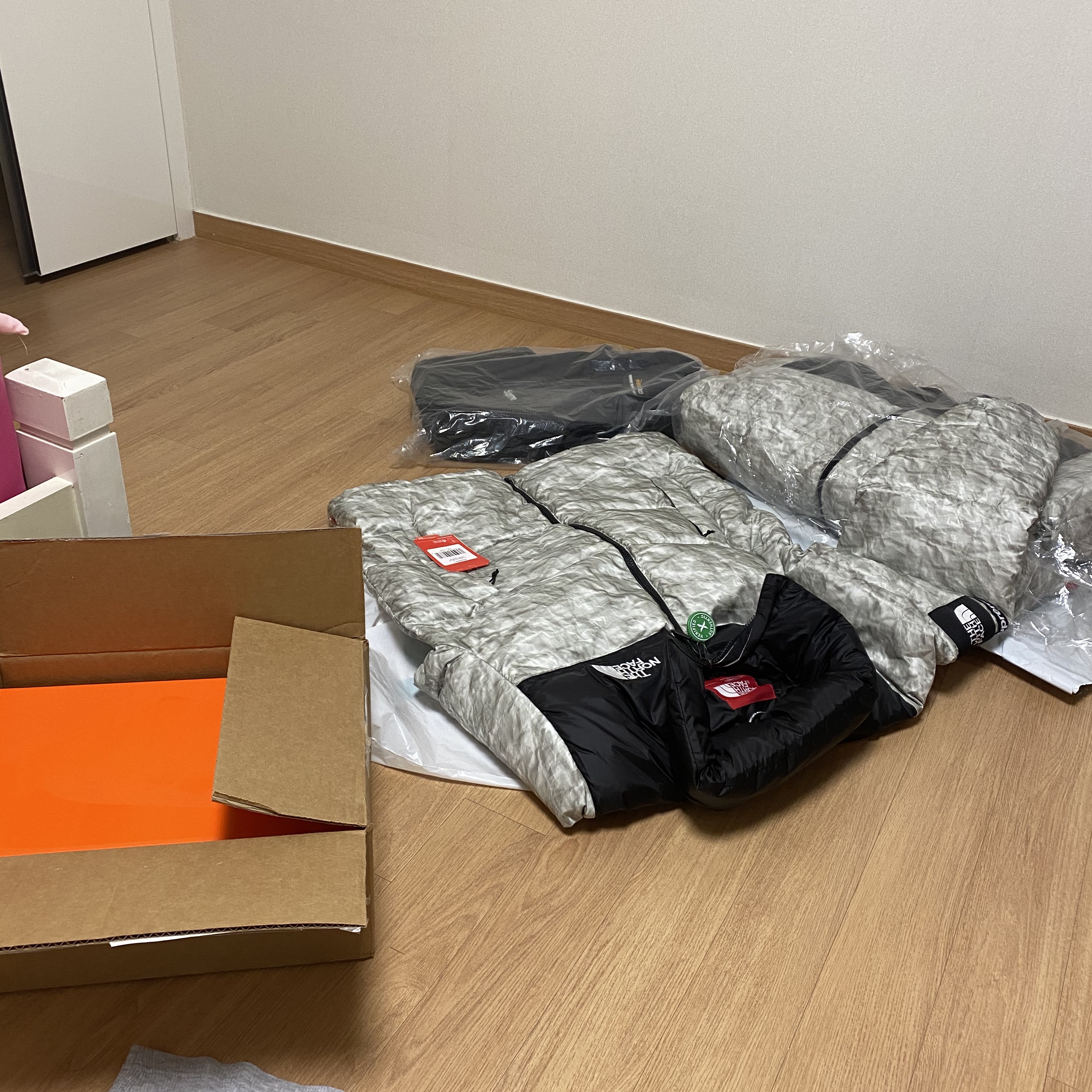 Supreme x The North Face Paper Print Nuptse Jacket - 19FW 착용 스타일