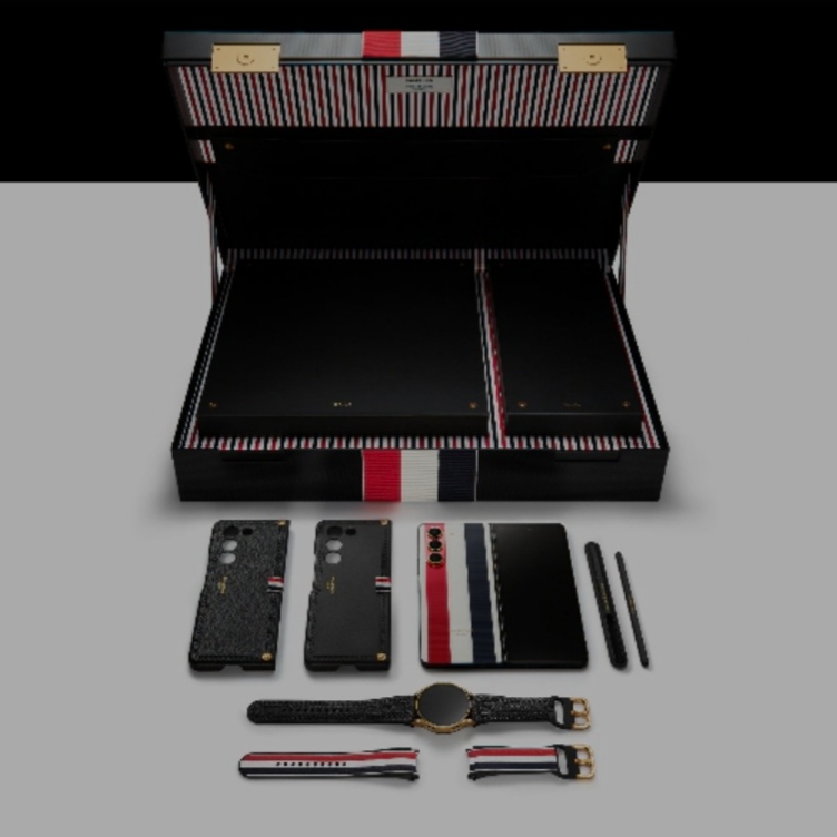 Samsung Galaxy Z Fold5 Thom Browne Edition (Korean Ver.) 착용 스타일 - 1