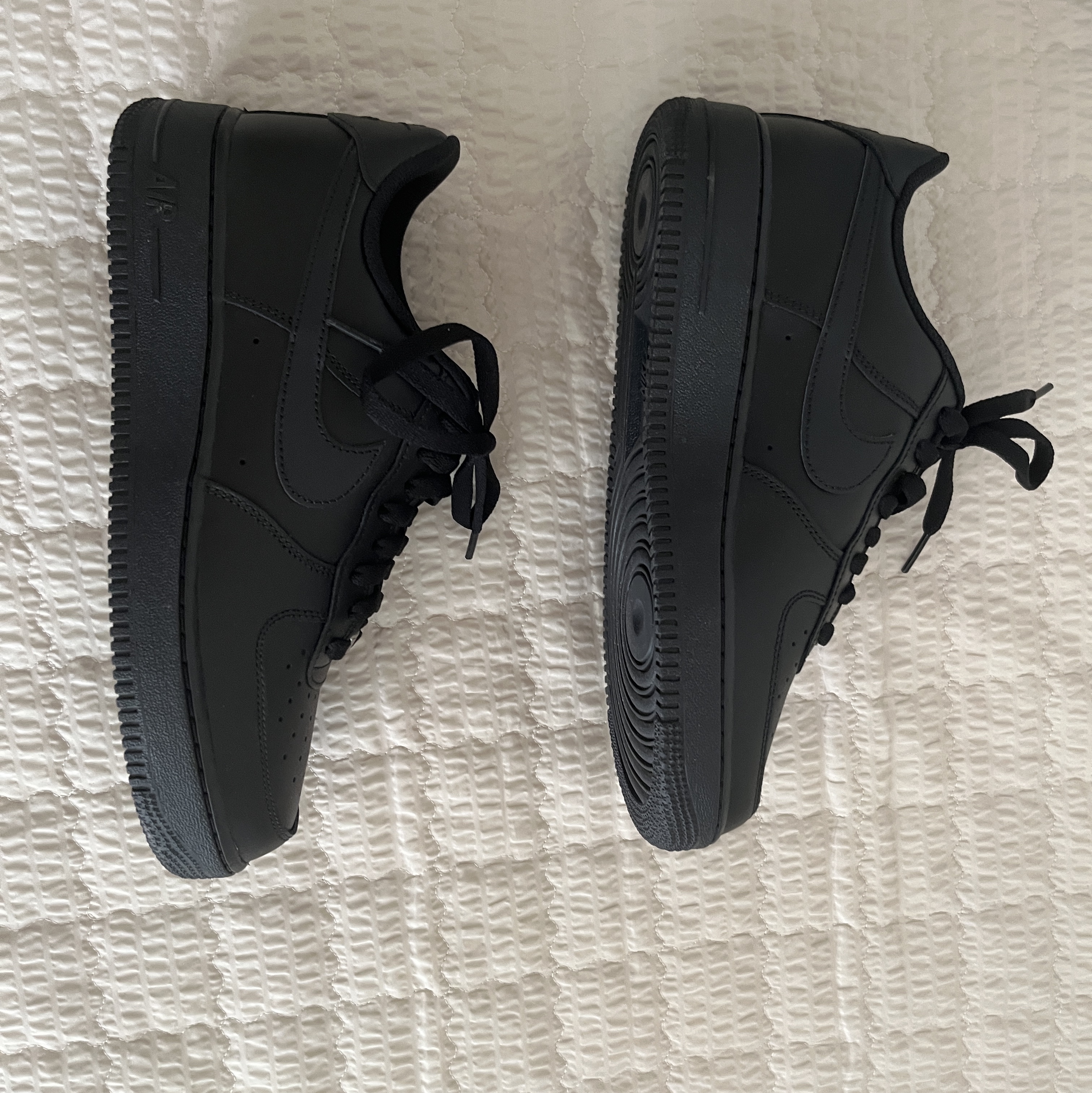 Nike Air Force 1 '07 Low Triple Black 착용 스타일 - 4