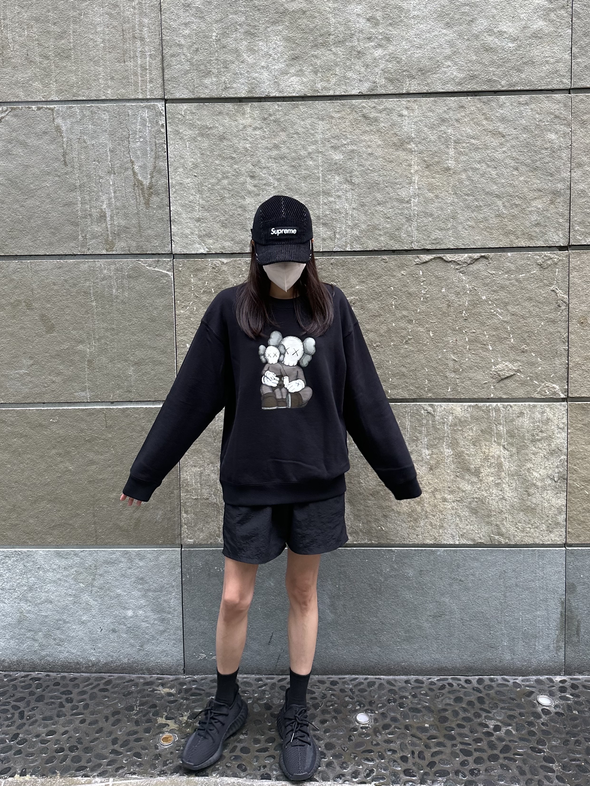 Supreme 2-Tone Corduroy Camp Cap Black - 23SS, Uniqlo UT x Kaws Long Sleeve Sweatshirt Black 착용 스타일 - 2
