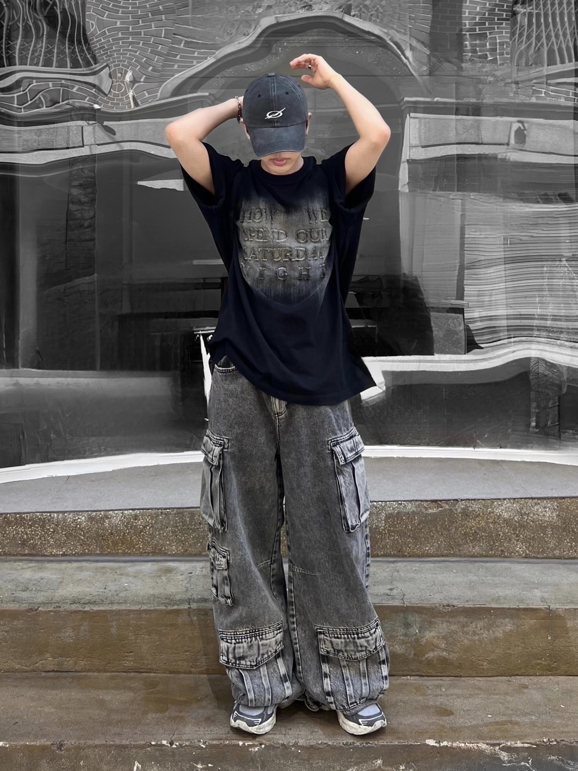 Zara Utility Cargo Jeans Black 착용 스타일 - 1