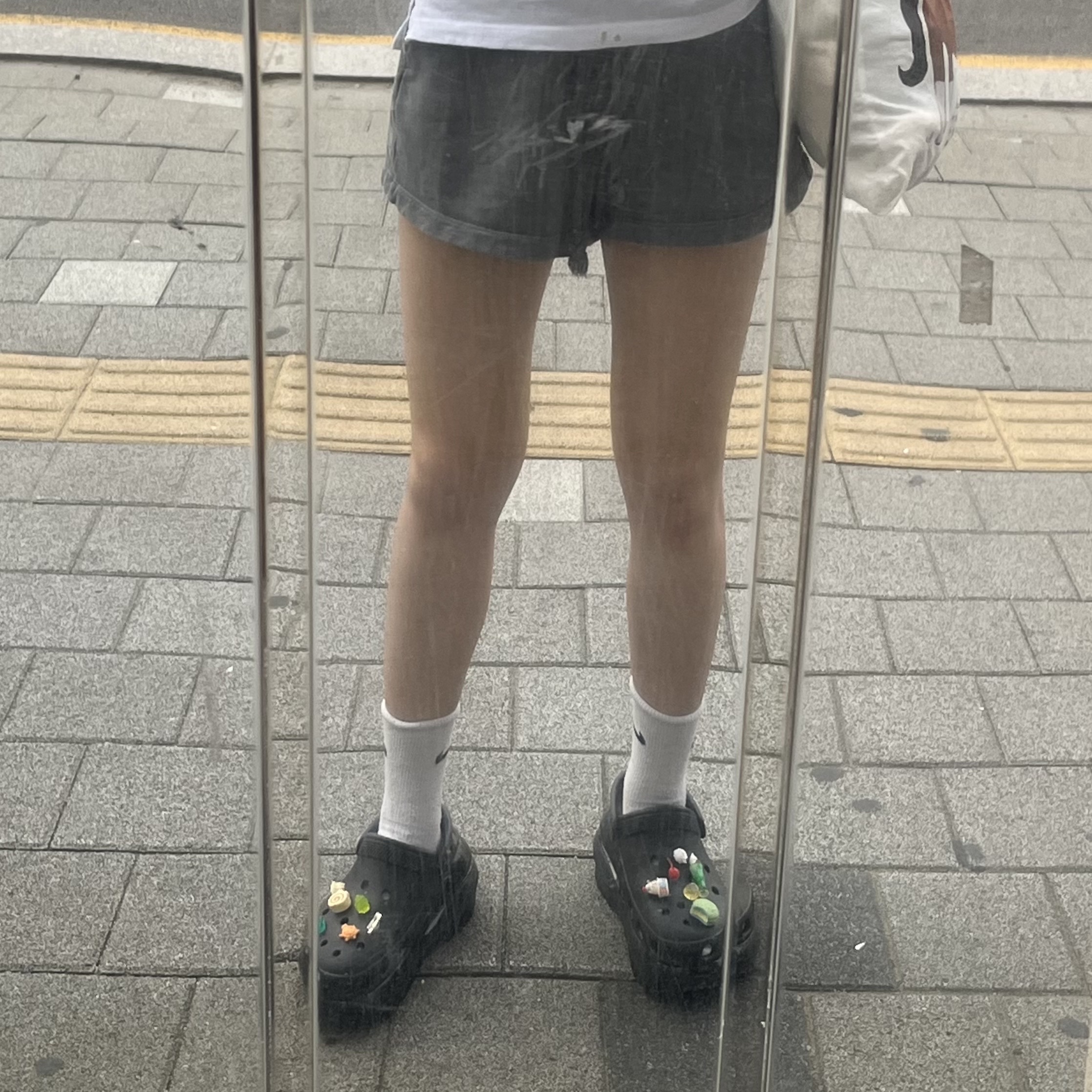 (W) Crocs Classic Mega Crush Clog Black 착용 스타일 - 1