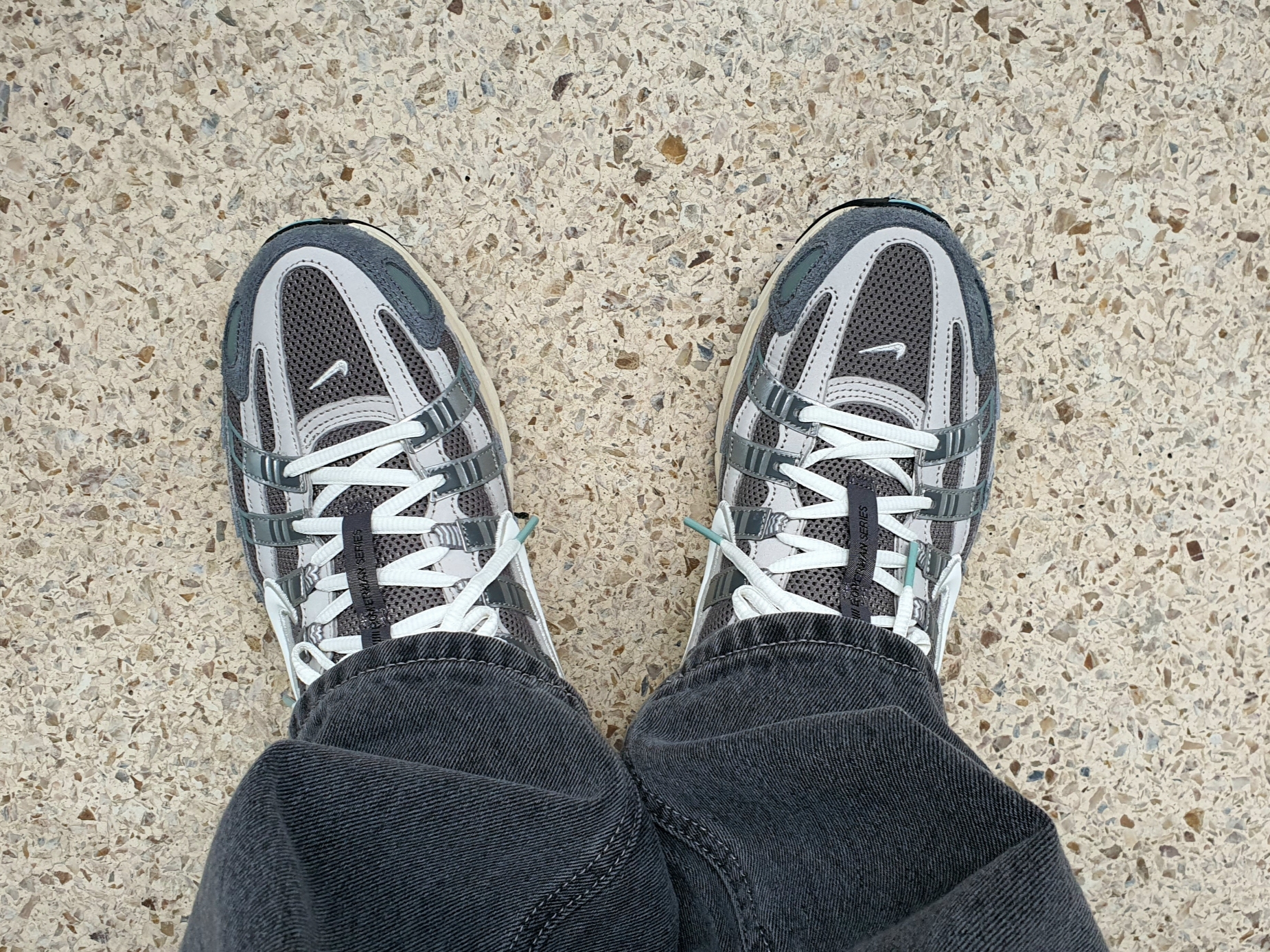 Nike P-6000 Flat Pewter Light Iron Ore 착용 스타일 - 2