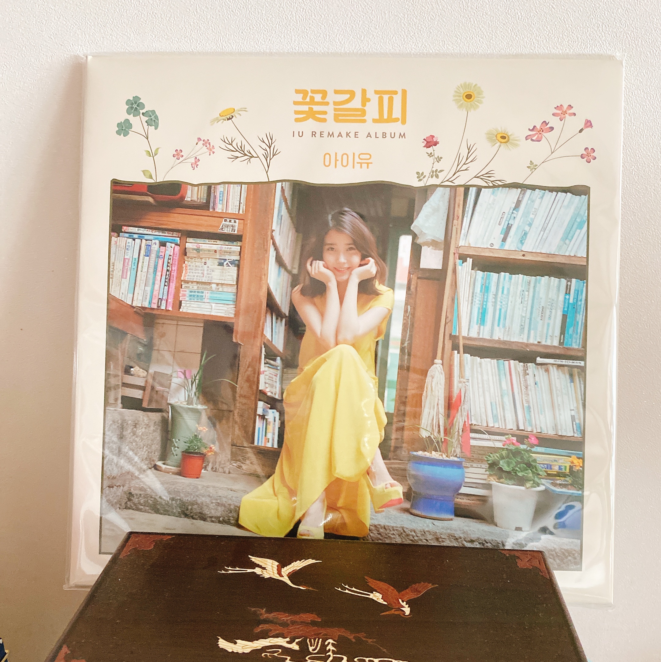 IU Remake Album A Flower Bookmark (Edam Ver.) LP 착용 스타일