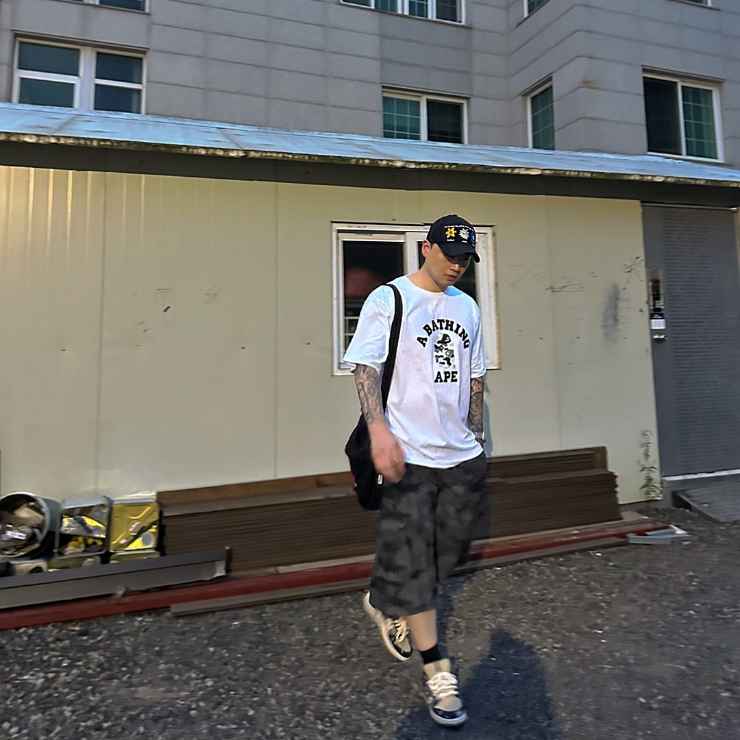 Bape Sand Camo College T-Shirt White Navy, Nike x Travis Scott SB Dunk Low 착용 스타일 - 3