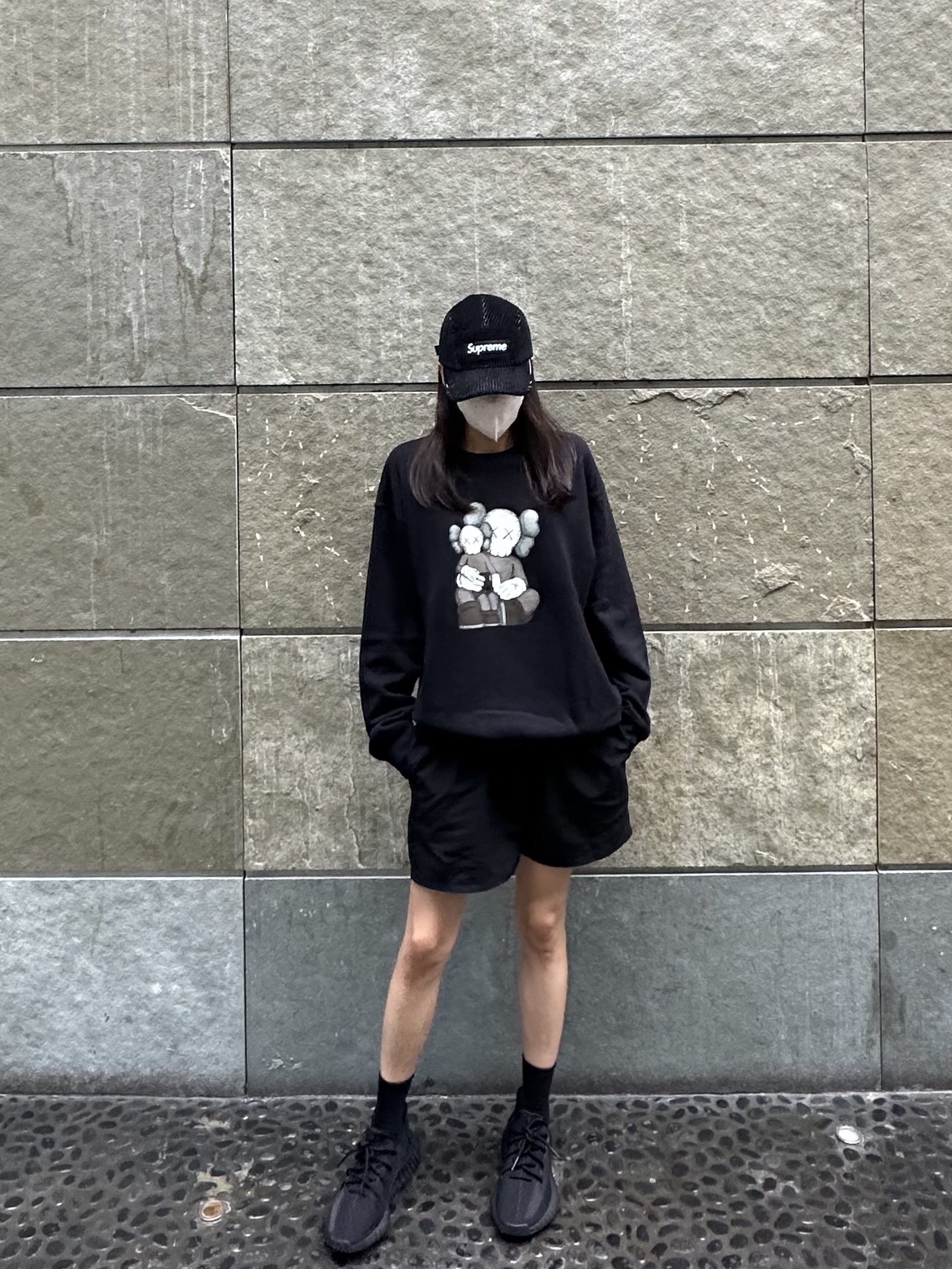 Supreme 2-Tone Corduroy Camp Cap Black - 23SS, Uniqlo UT x Kaws Long Sleeve Sweatshirt Black 착용 스타일 - 1