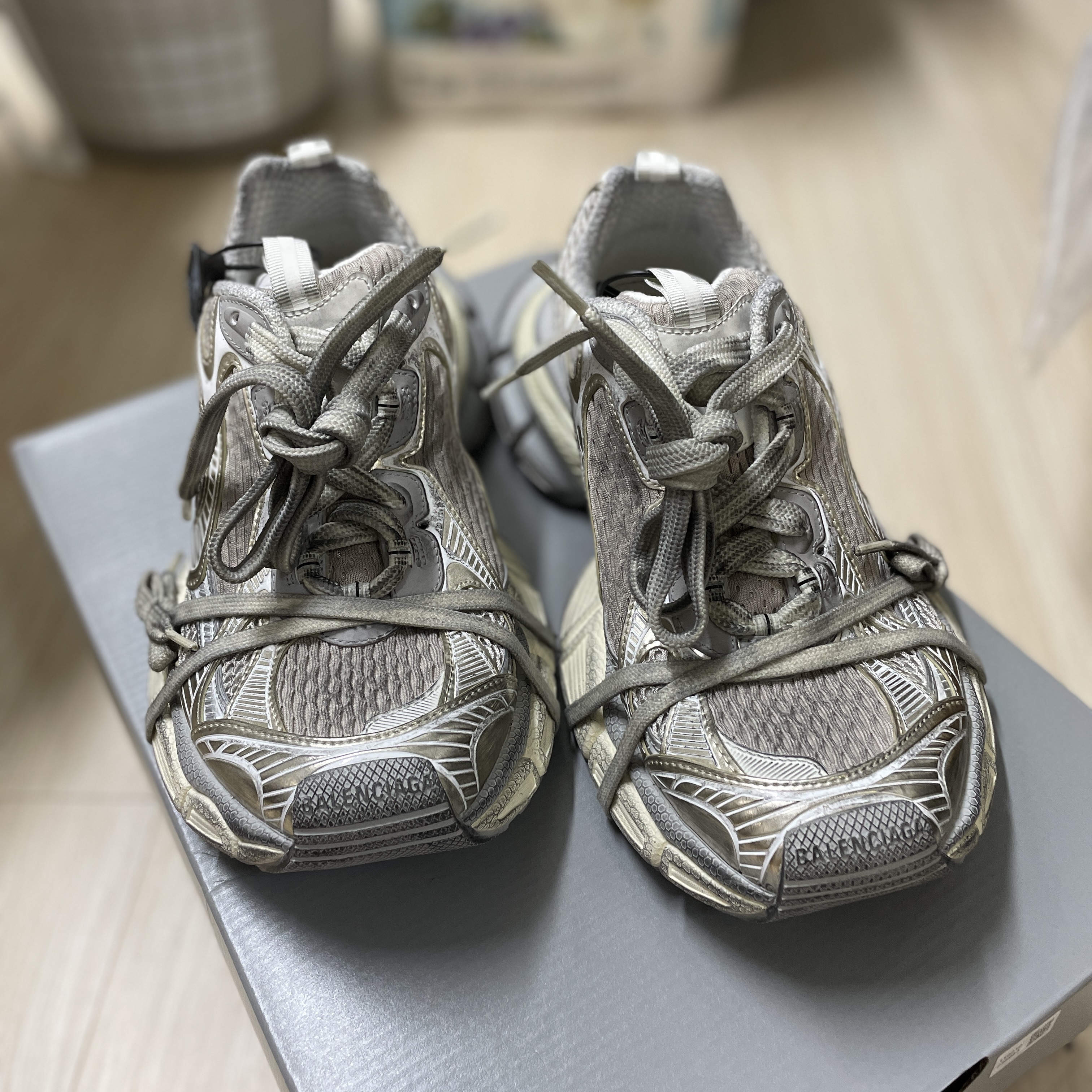 Balenciaga 3XL Sneakers Light Beige 착용 스타일 - 2