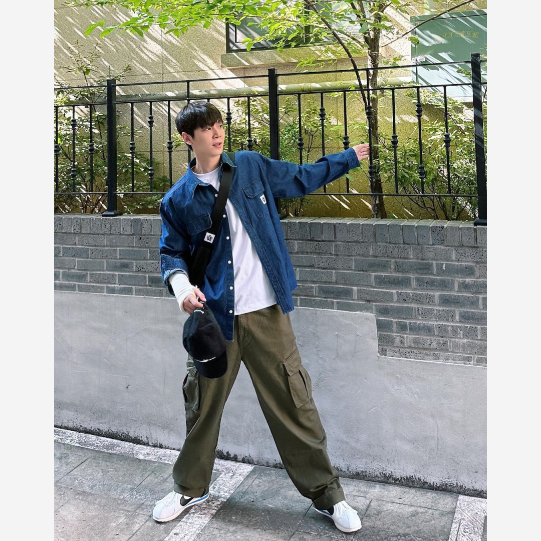 Nike Cortez White and Black 착용 스타일 - 2