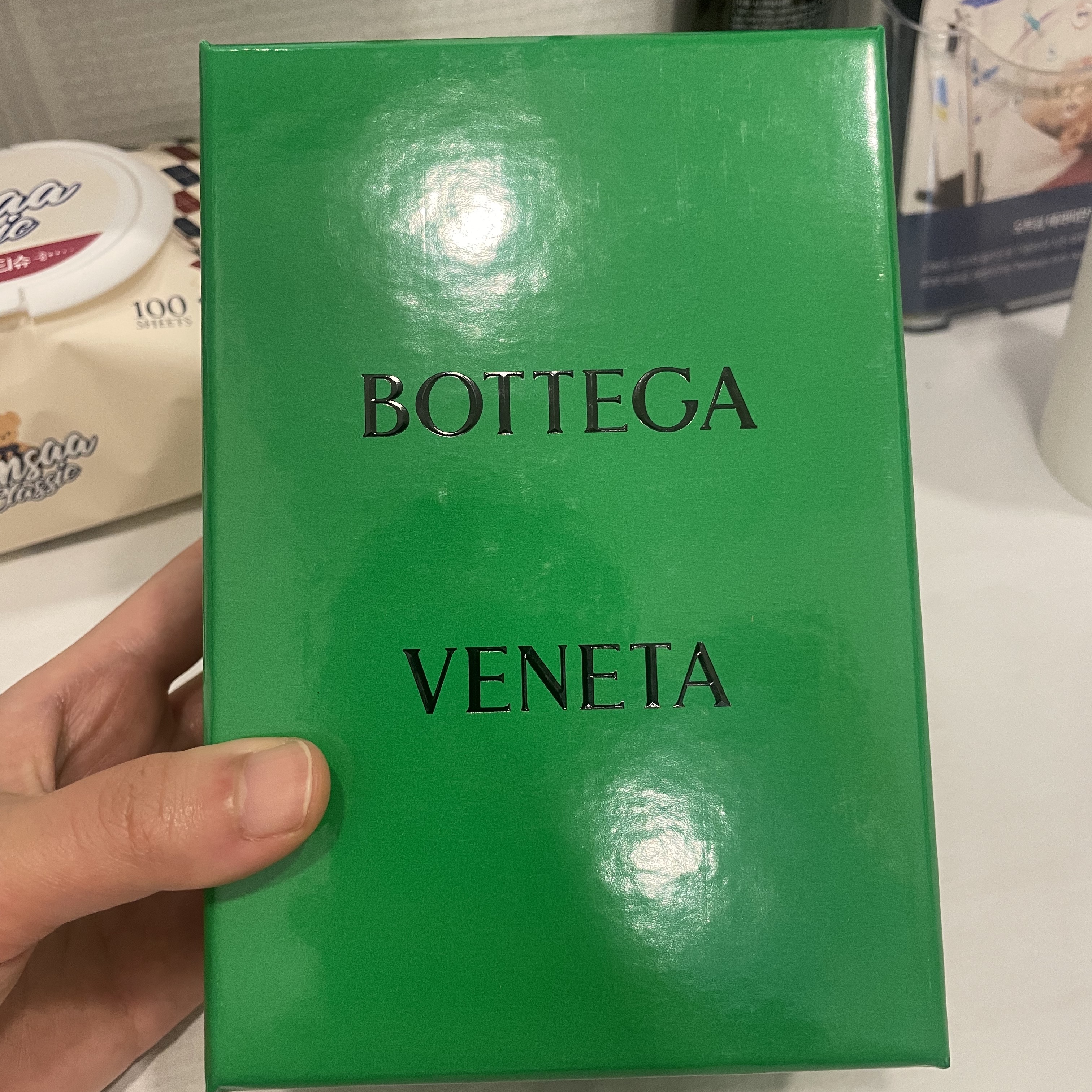 Bottega Veneta Credit Card Case Calfskin Black 착용 스타일 - 1