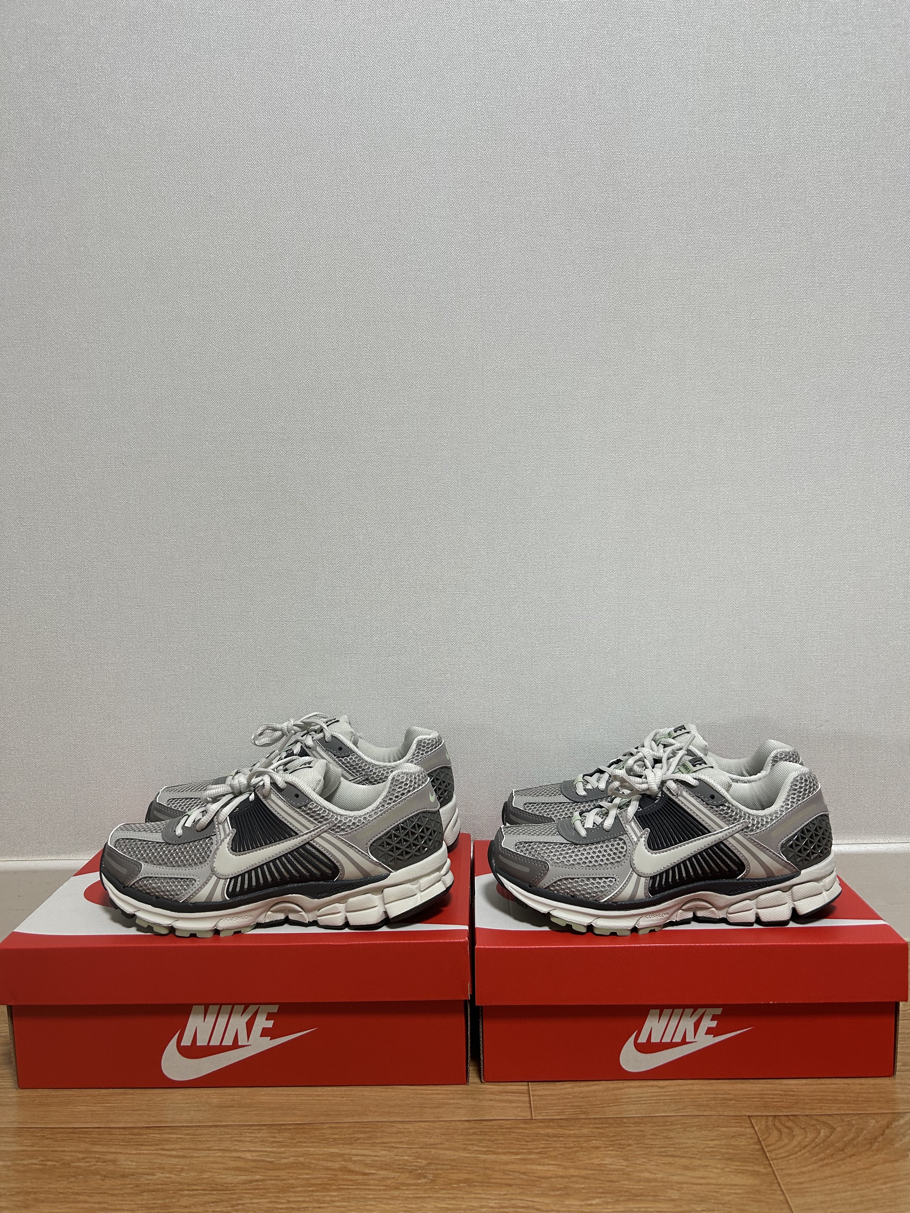 (W) Nike Zoom Vomero 5 Cobblestone and Flat Pewter 착용 스타일