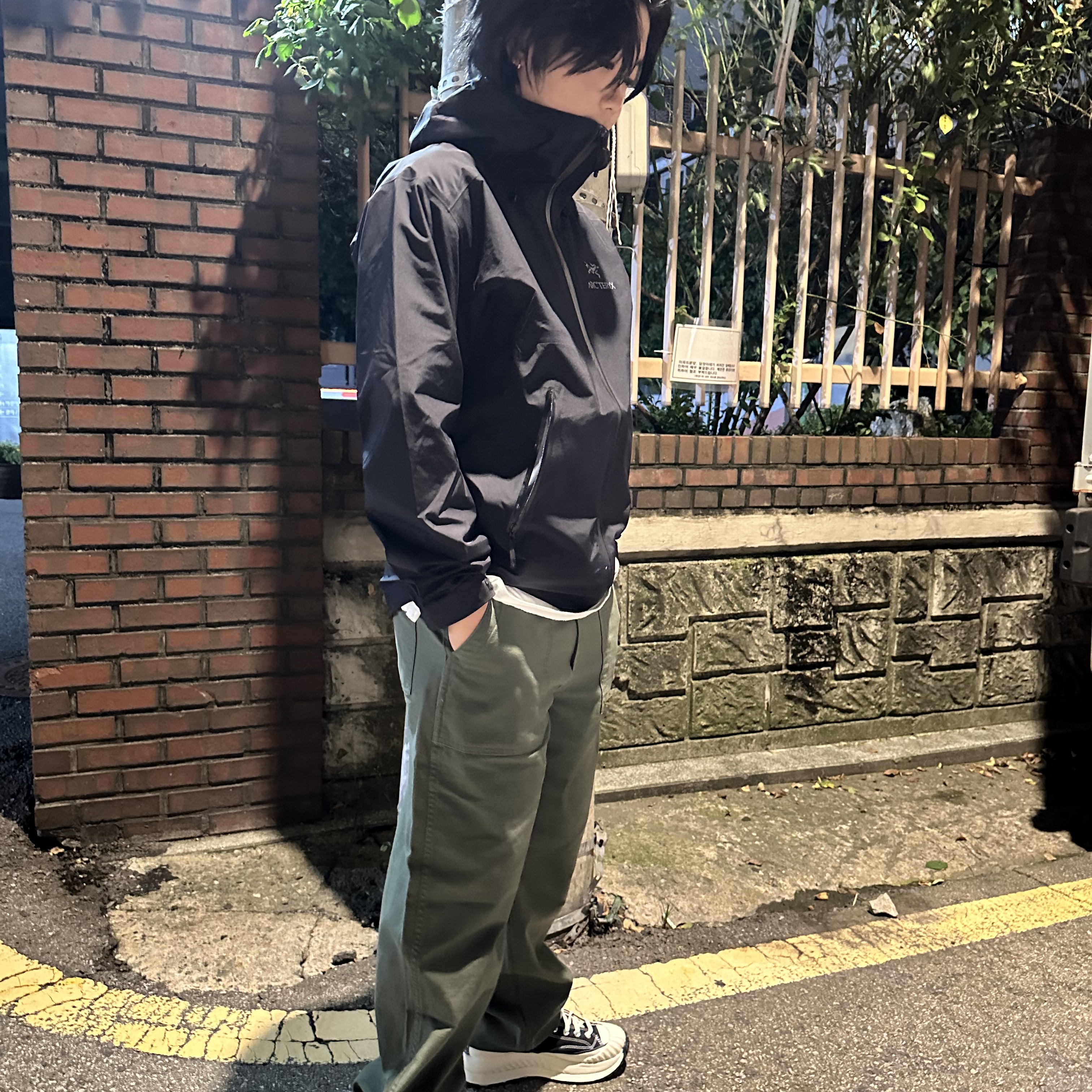 Arc'teryx Beta LT Jacket Black 착용 스타일 - 2