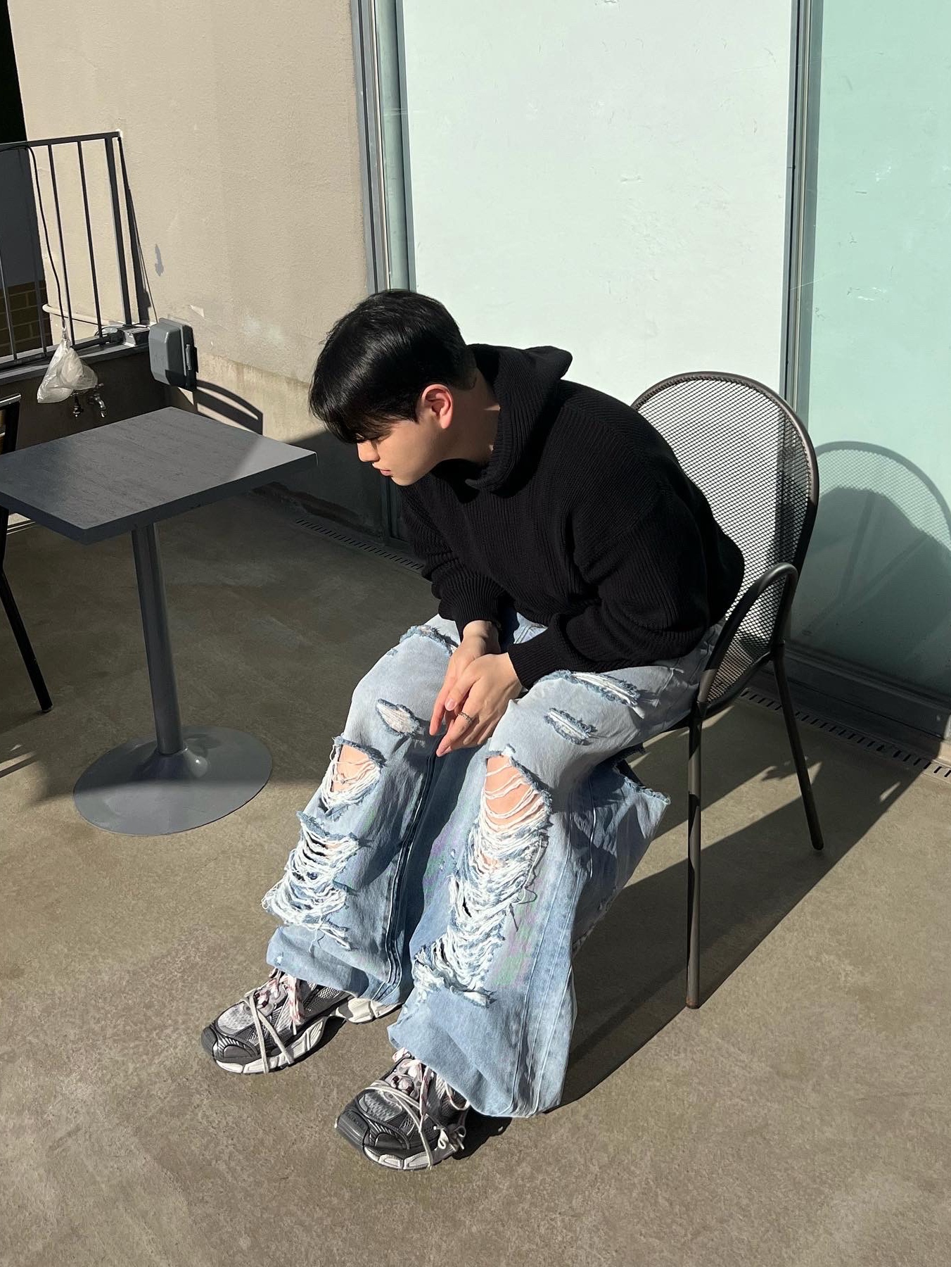 Balenciaga 3XL Sneakers Grey White Red 착용 스타일 - 2