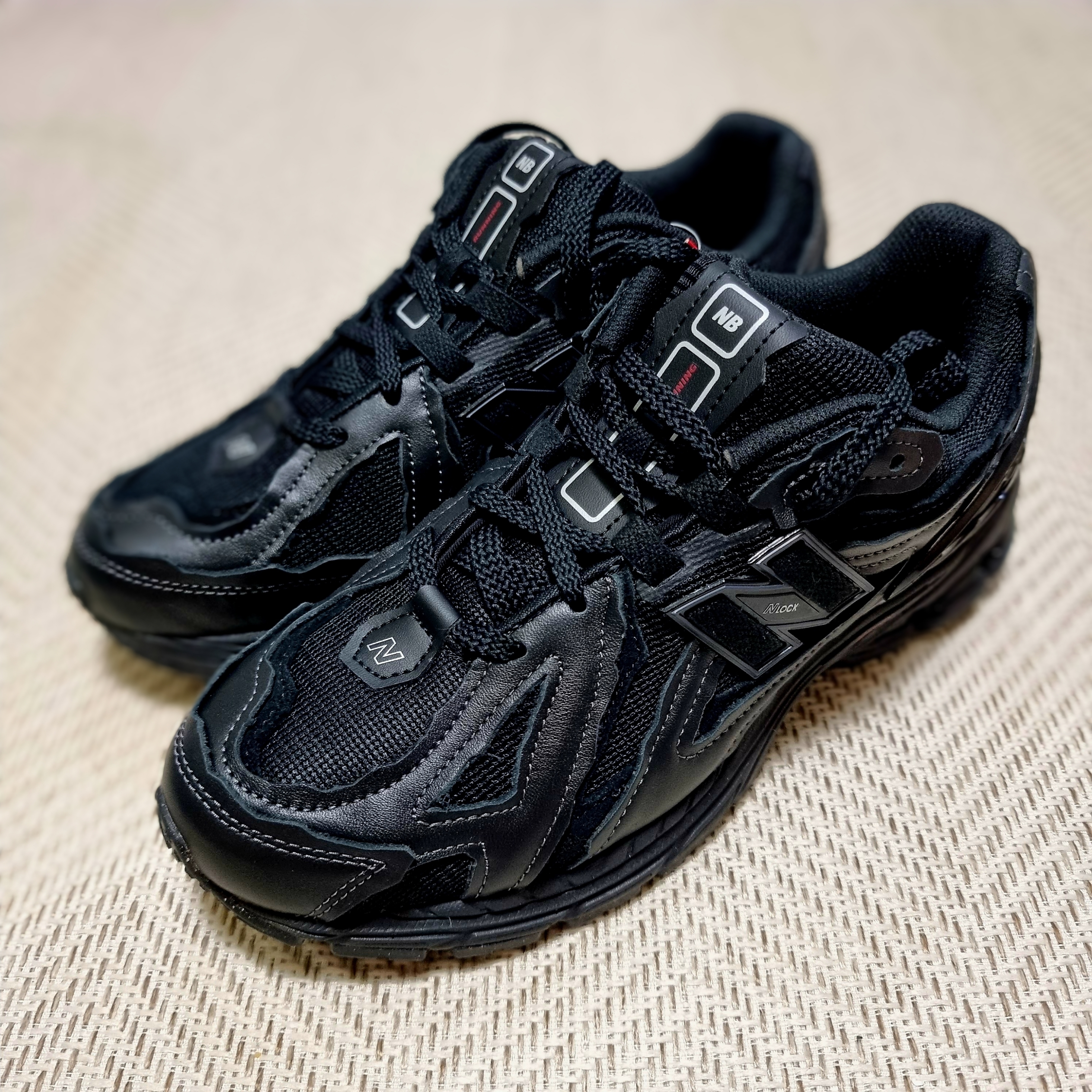 New Balance 1906D Protection Pack Black Silver Metallic 착용 스타일