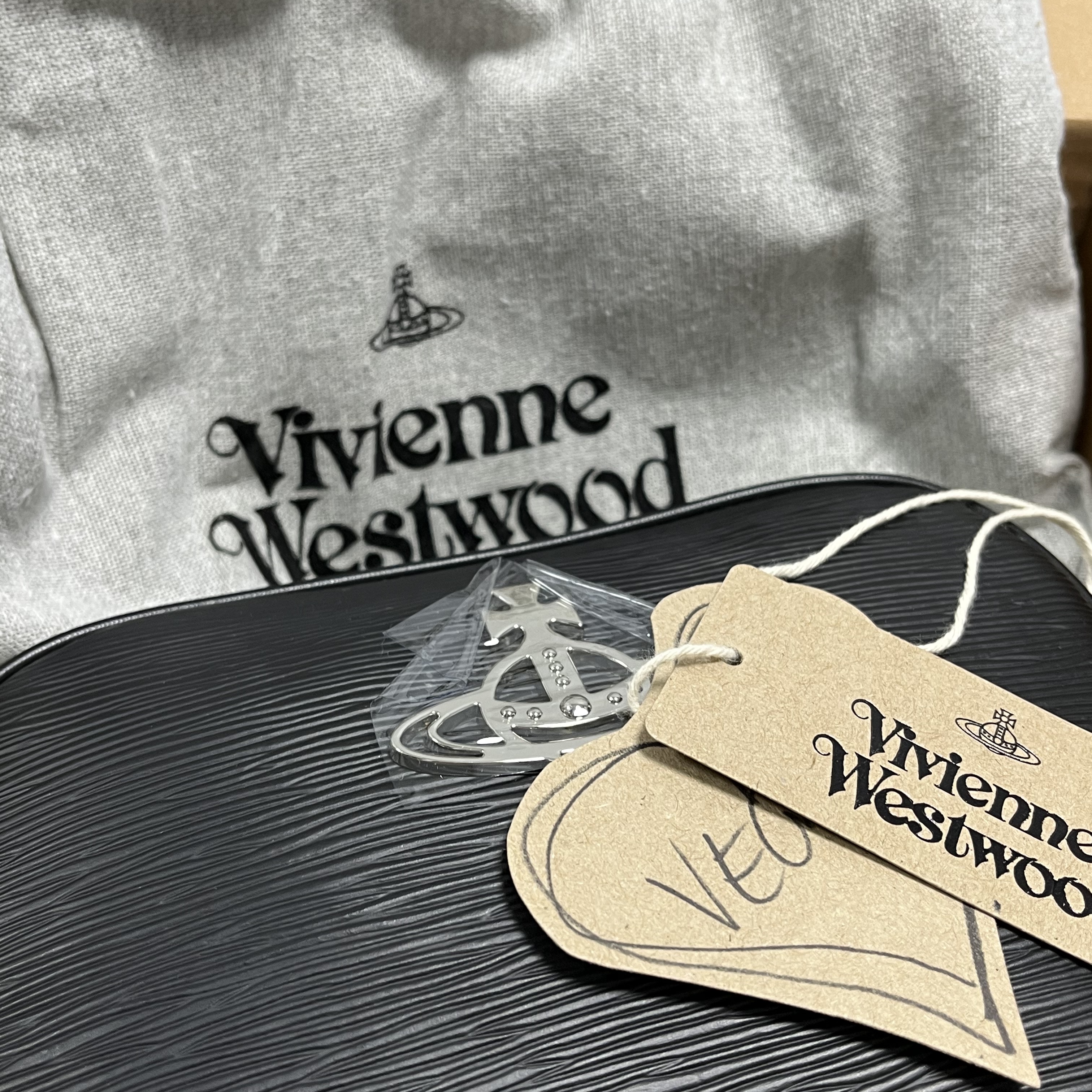 Vivienne Westwood Vegan Anna Camera Shoulder Bag Black 착용 스타일