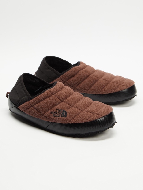The North Face Thermoball Traction Mule V Denali Dark Oak TNF Black 착용 스타일 - 1