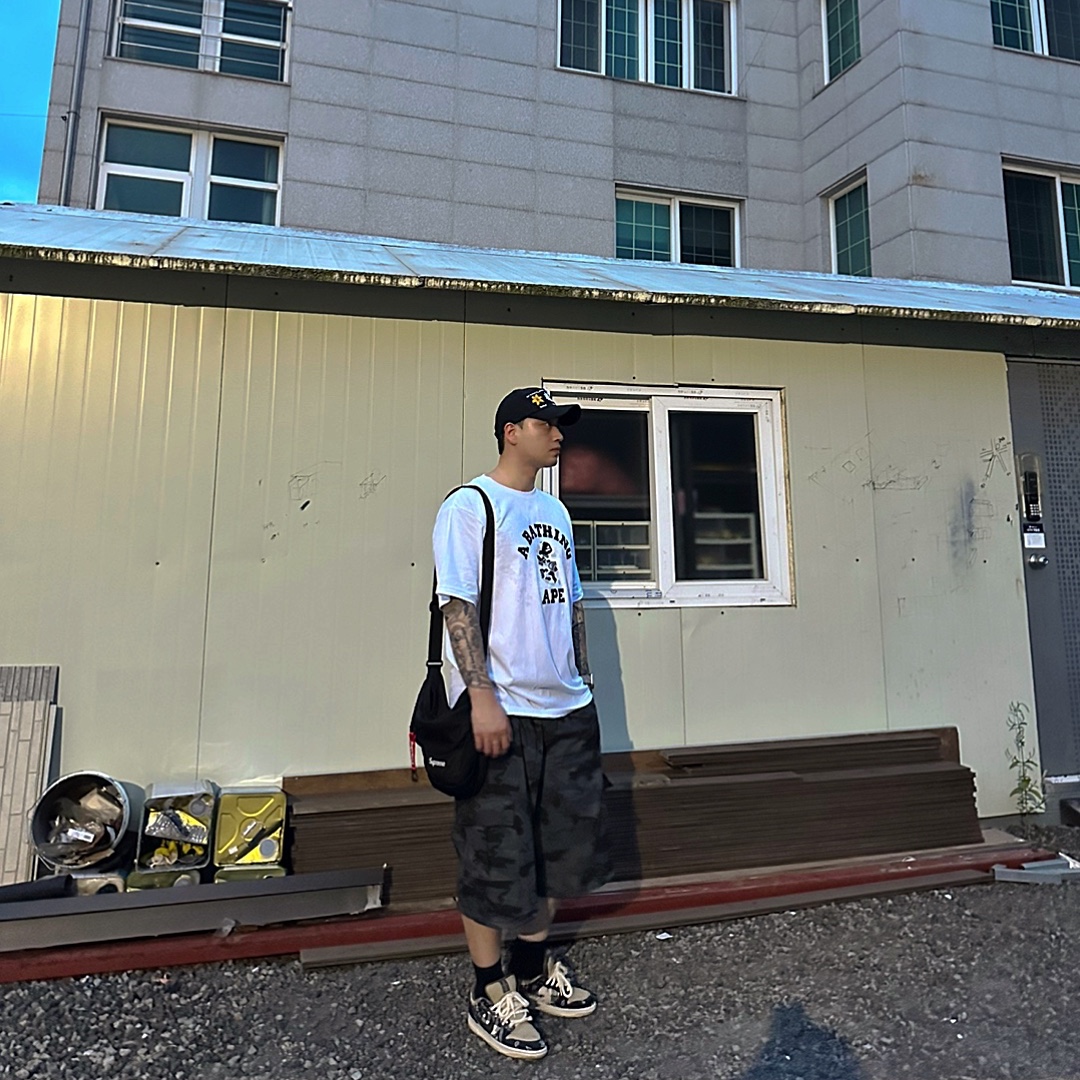 Bape Sand Camo College T-Shirt White Navy, Nike x Travis Scott SB Dunk Low 착용 스타일 - 2