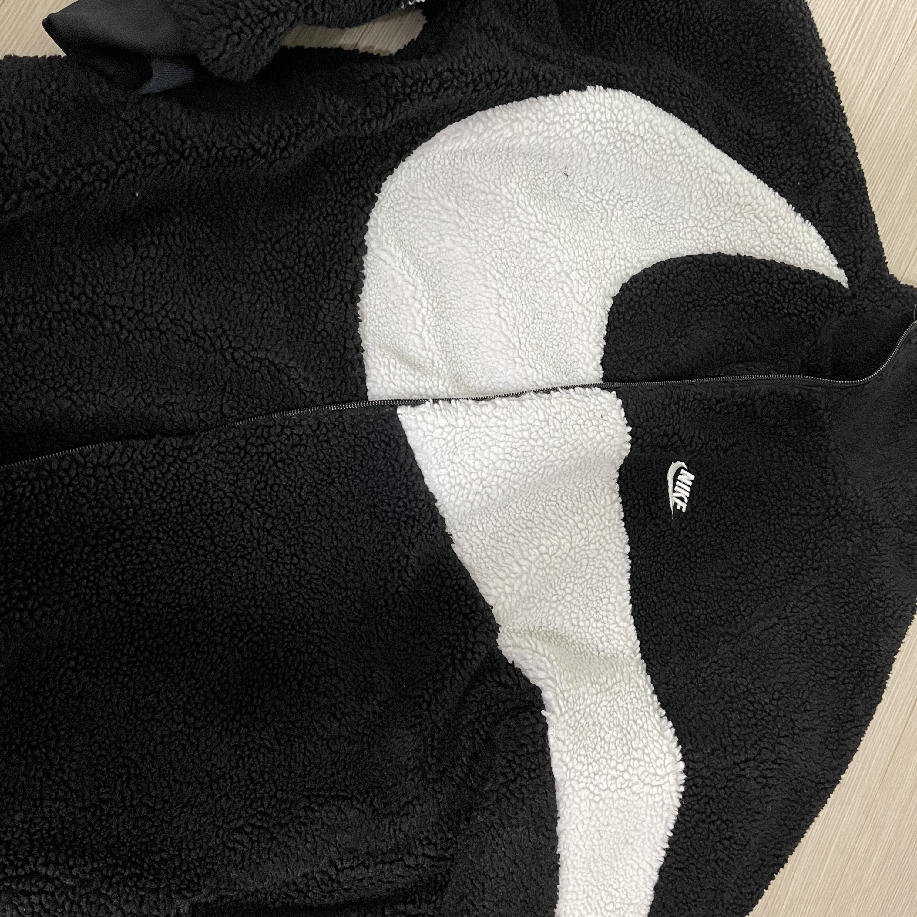 Nike Big Swoosh Full Zip Jacket Black Sail 착용 스타일