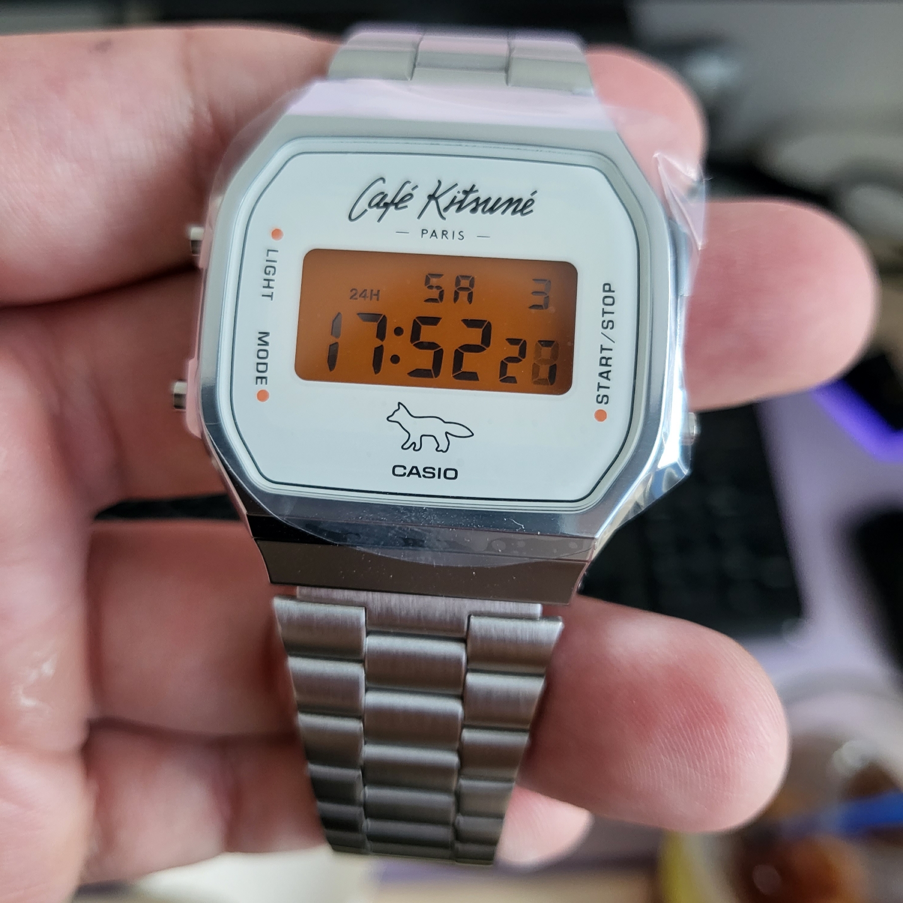 Casio x Maison Kitsune Cafe A168WECK-7A 착용 스타일