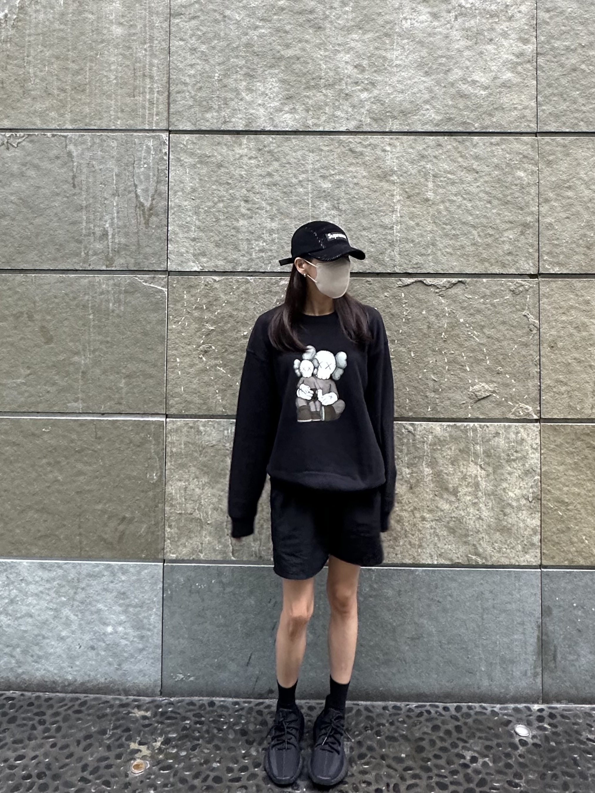 Supreme 2-Tone Corduroy Camp Cap Black - 23SS, Uniqlo UT x Kaws Long Sleeve Sweatshirt Black 착용 스타일 - 3