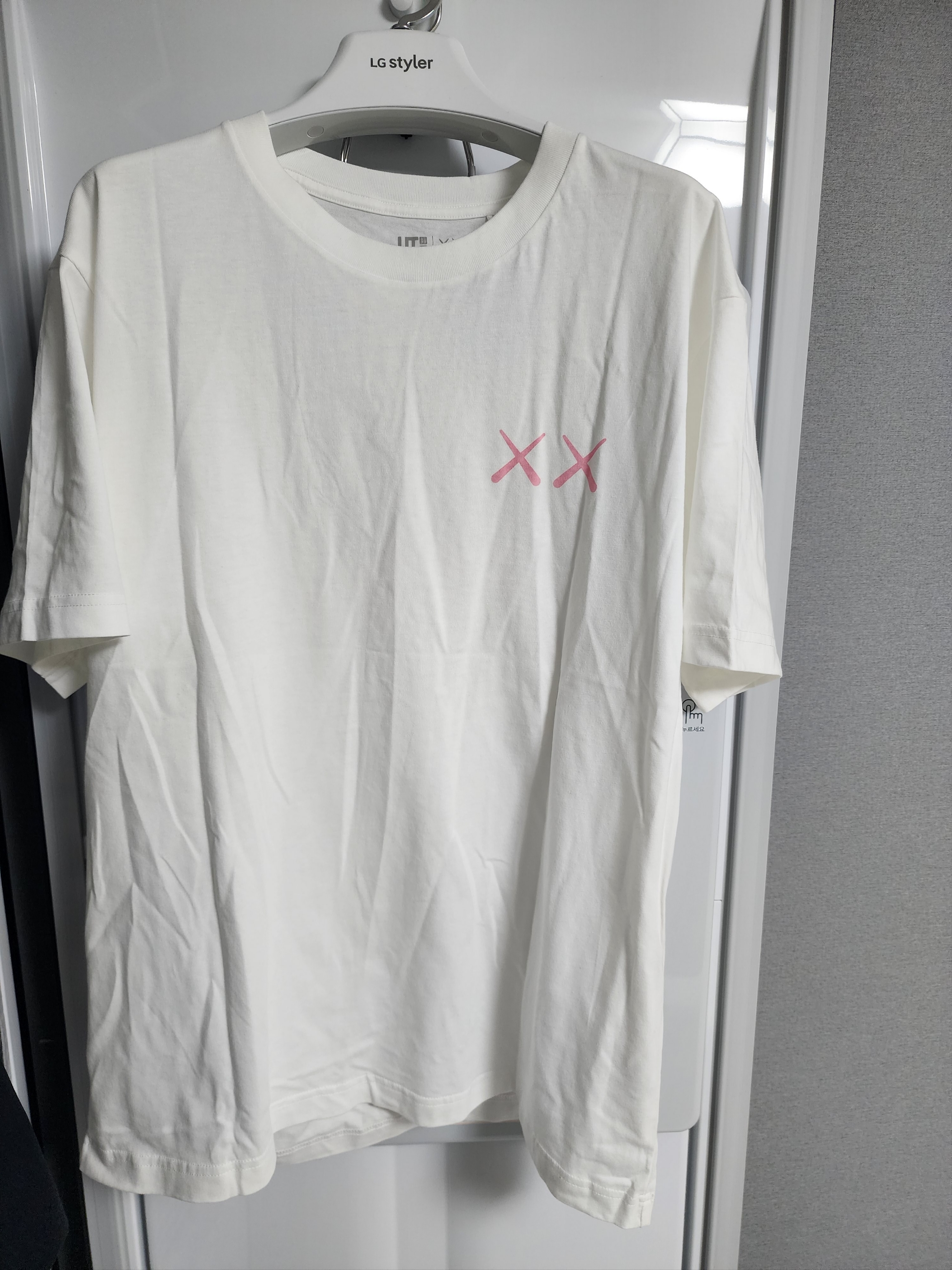 Uniqlo UT x Kaws Short Sleeve Graphic T-Shirt White 착용 스타일 - 2