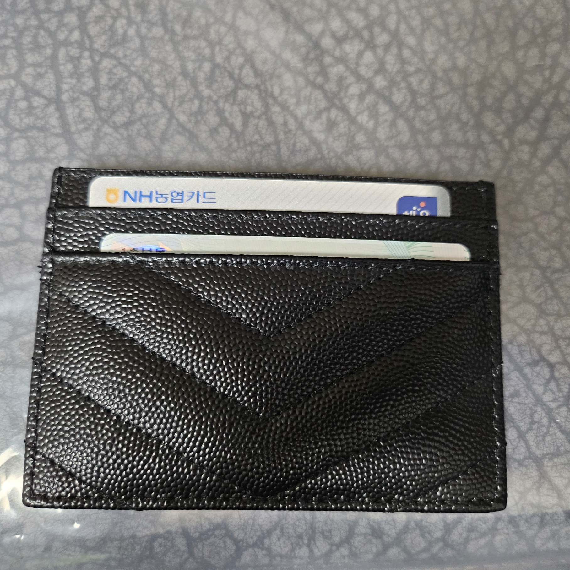 Saint Laurent Cassandre Matelasse Card Case in Grain De Poudre Embossed Leather Black 착용 스타일 - 2