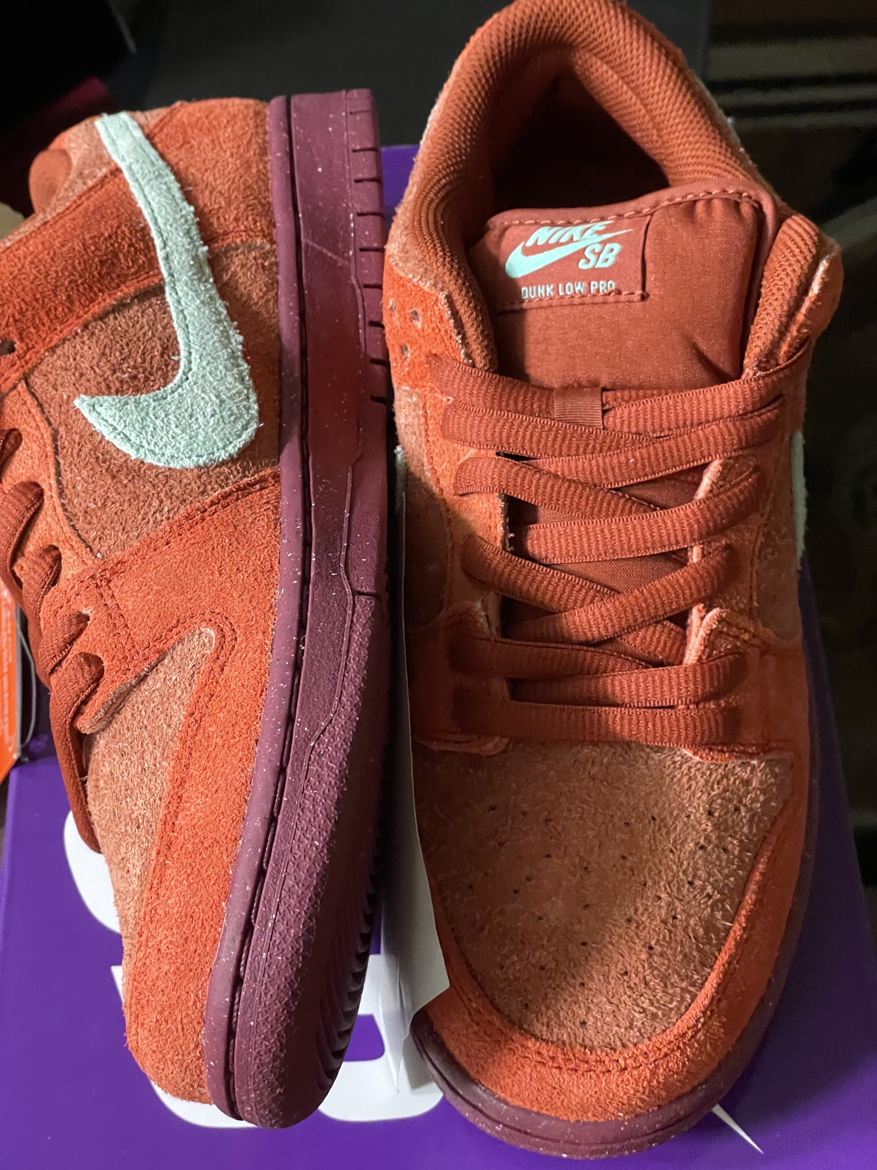 Nike SB Dunk Low Pro Premium Mystic Red and Rosewood 착용 스타일 - 2