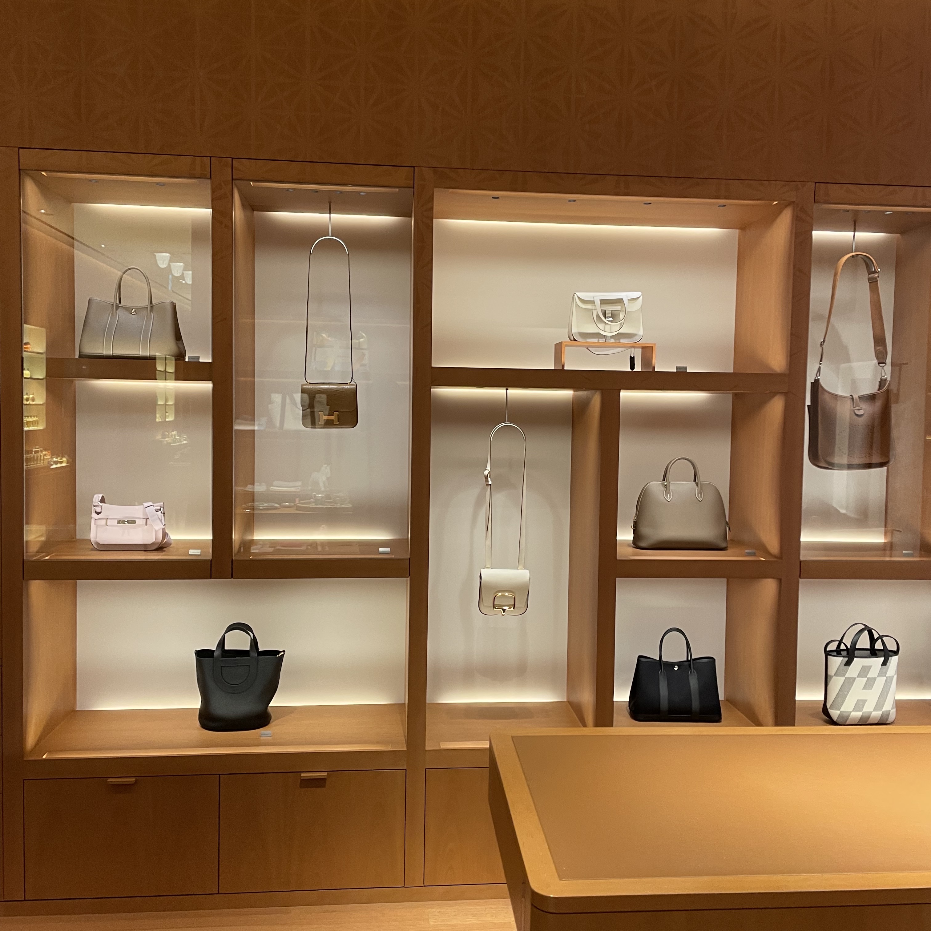 Hermes Garden Party 36 Bag Negonda & Palladium Beige Marfa, Hermes Evelyne III 29 Bag Clemence & Gold 착용 스타일