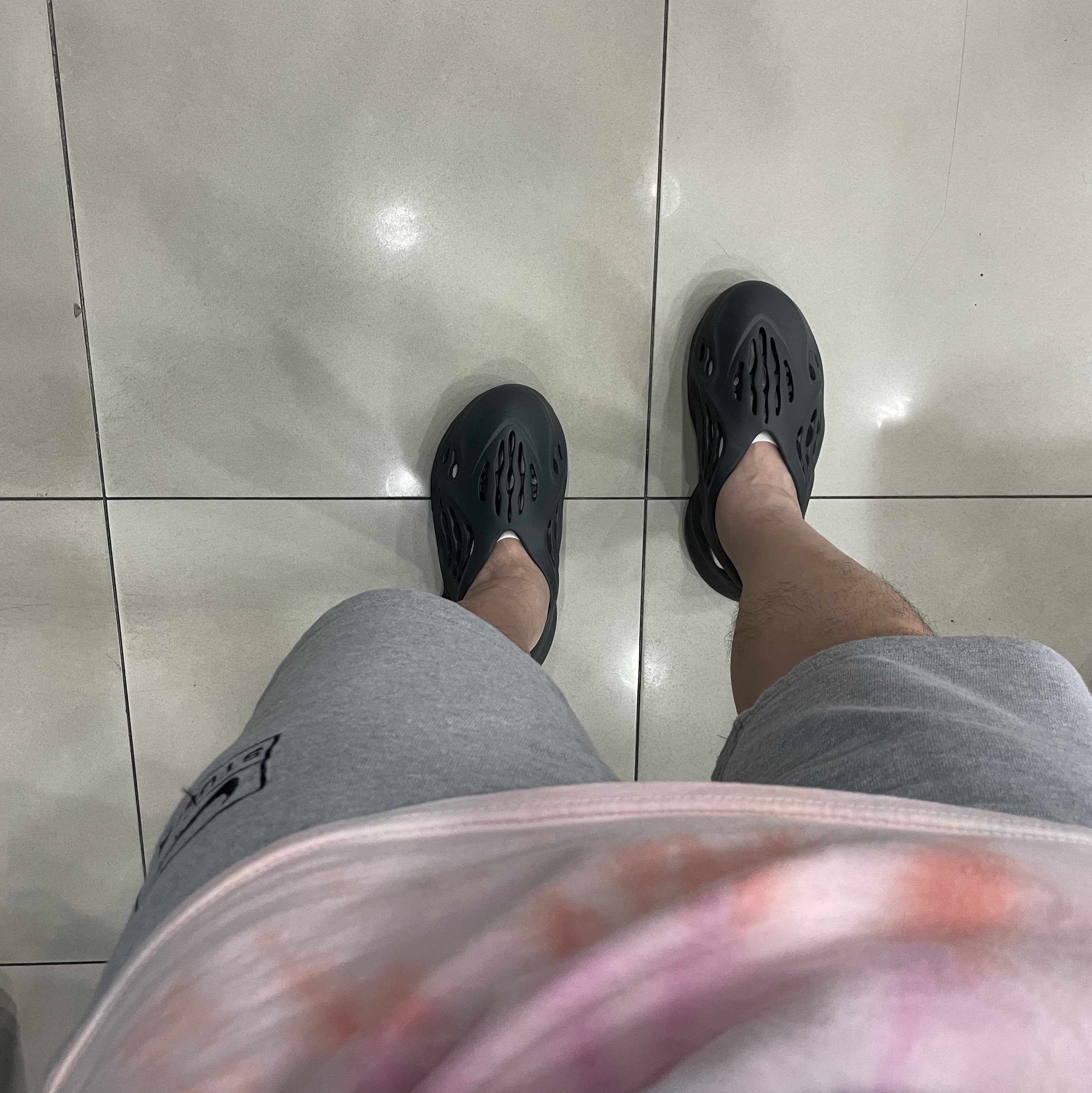 Adidas Yeezy Foam RNNR Carbon 착용 스타일