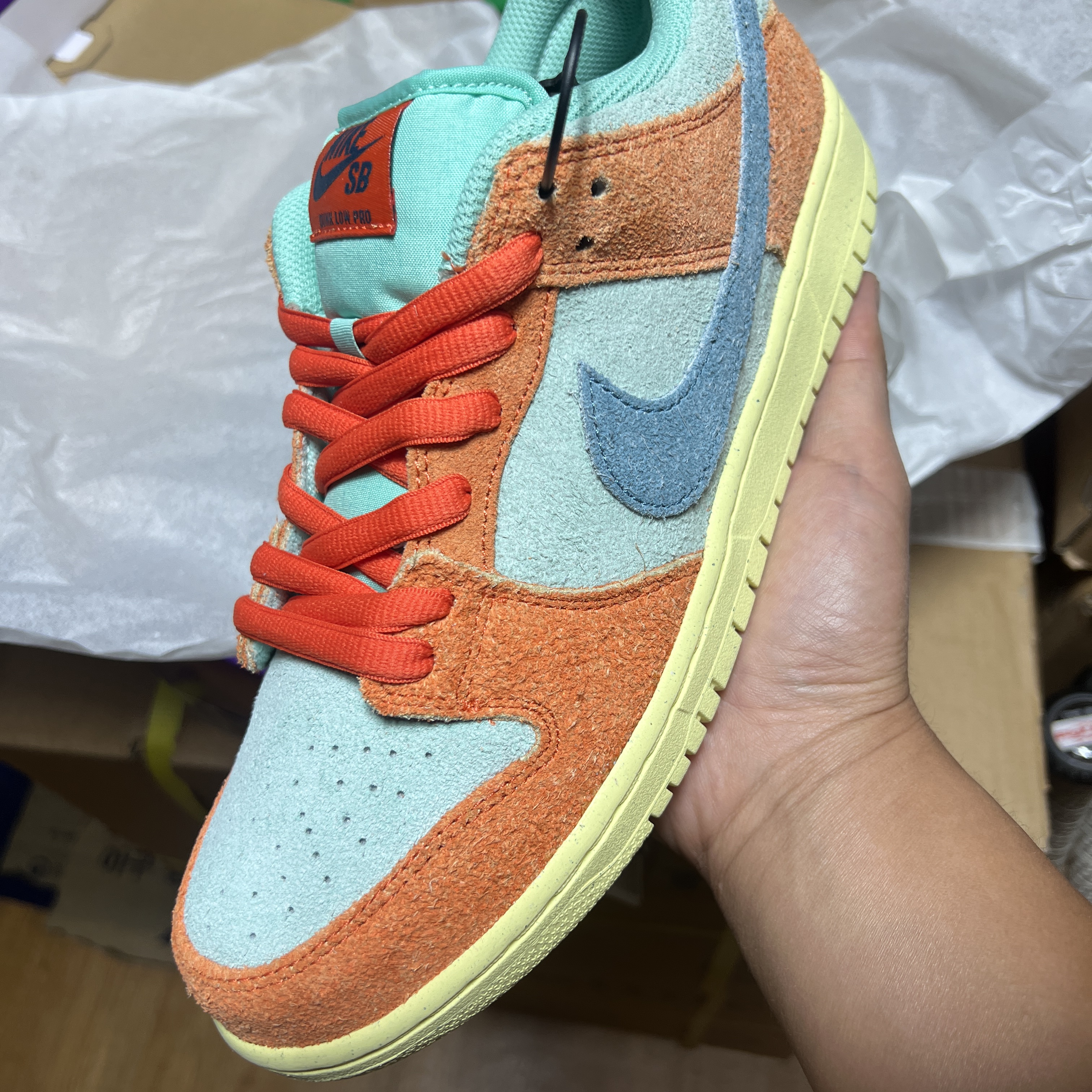 Nike SB Dunk Low Pro Premium Orange and Emerald Rise 착용 스타일 - 4